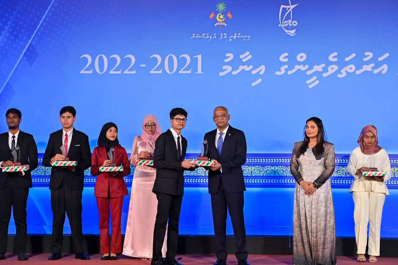 ޘާނަވީ އިމްތިހާނުން ޝަރަފުވެރި ވަނަތައް ޙާޞިލް ކުރި ދަރިވަރުންނަށް އިނާމާއި ޓްރޮފީ ރައީސް ޙަވާލުކޮށްދެއްވައިފި