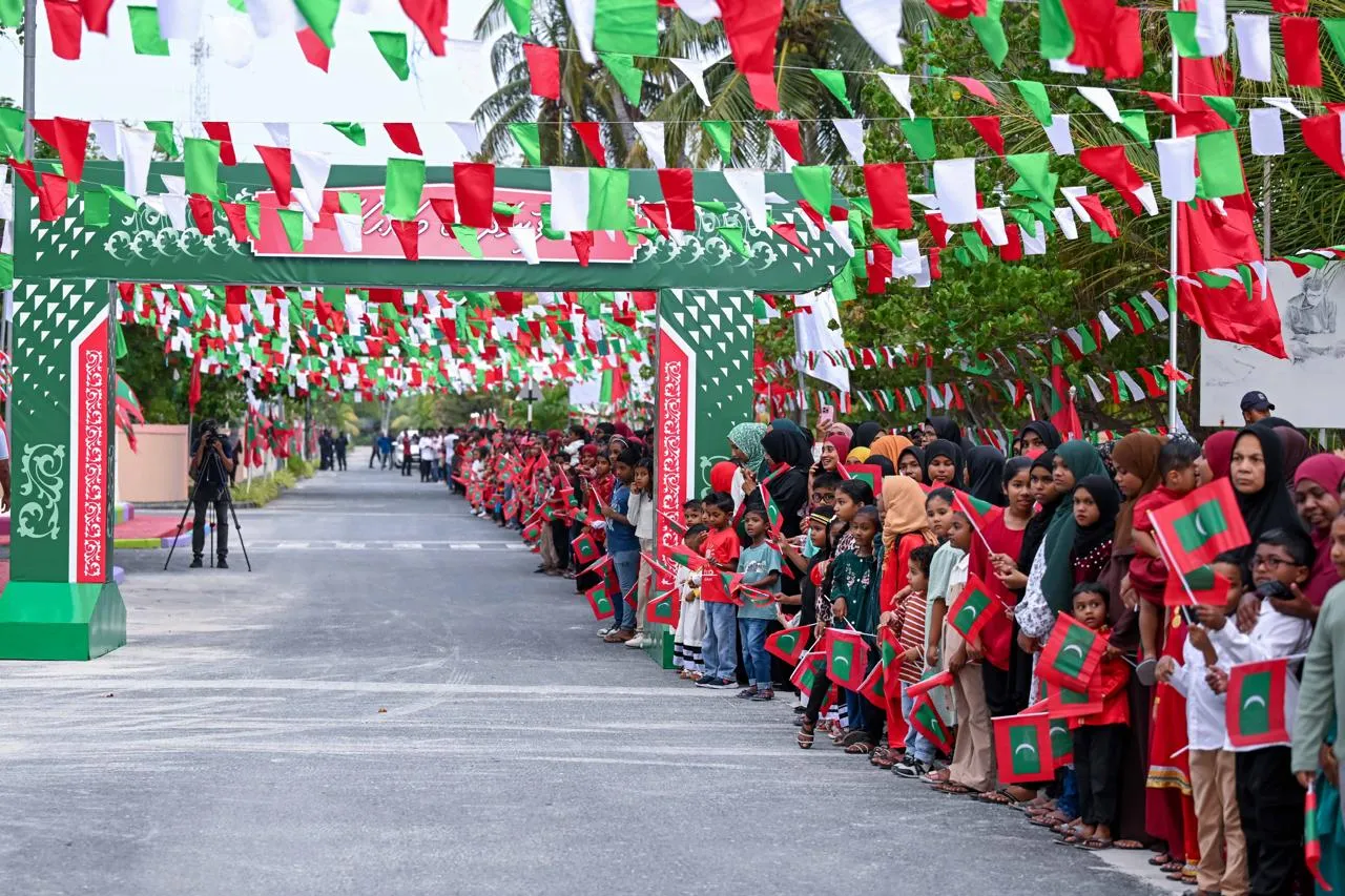 ށ. އަތޮޅުގެ މީހުން ދިރިއުޅޭ ރަށްރަށަށް ކުރެއްވި ދަތުރުފުޅު ނިންމަވާލެއްވުމަށްފަހު ރައީސުލްޖުމްހޫރިއްޔާ މާލެ ވަޑައިގަންނަވައިފި