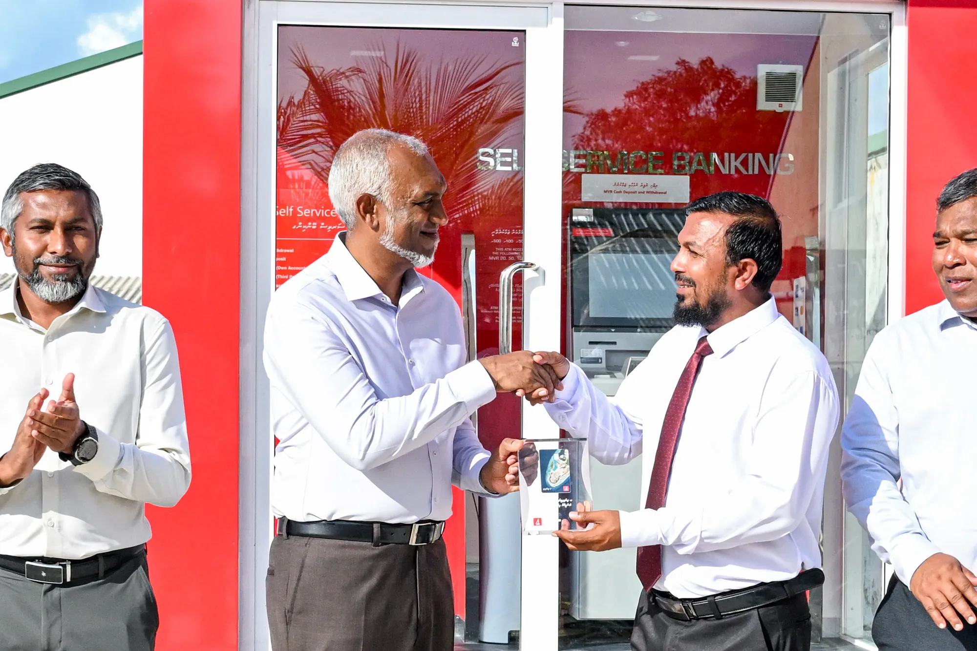 ރަށެއް ގައި އޭޓީއެމް ހިދުމަތް ފައްޓަވާ ކާޑު ހަވާލުކުރުން