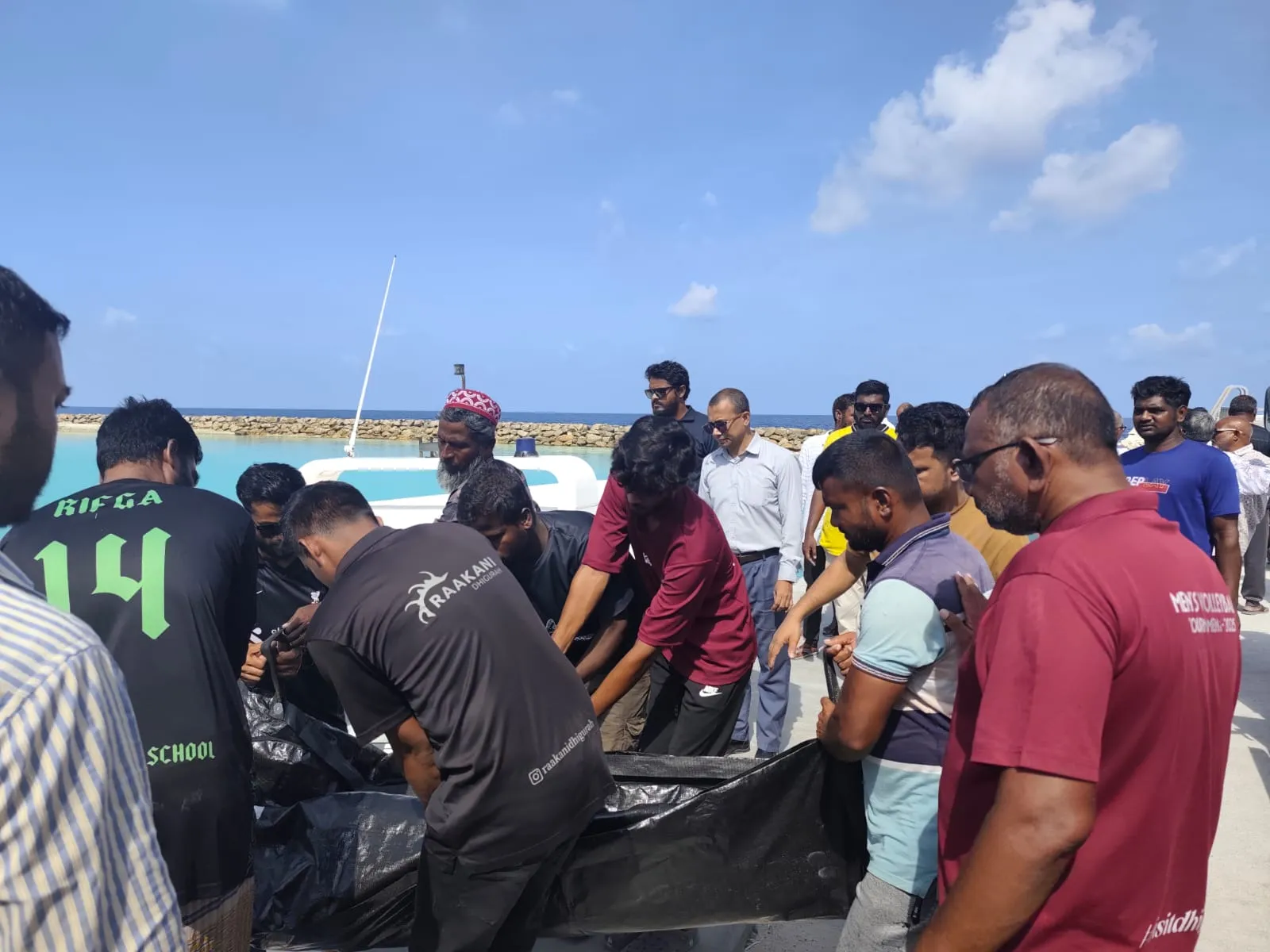 އަލިފާނުގެ އެ ހާދިސާގައި ނިޔާވި މީހުންގެ ހަށިތައް މާލެ ގެނައުމުގެ ދަތުރުގެ ތެރެއިން - ފޮޓޯ: އެމްބަސީ