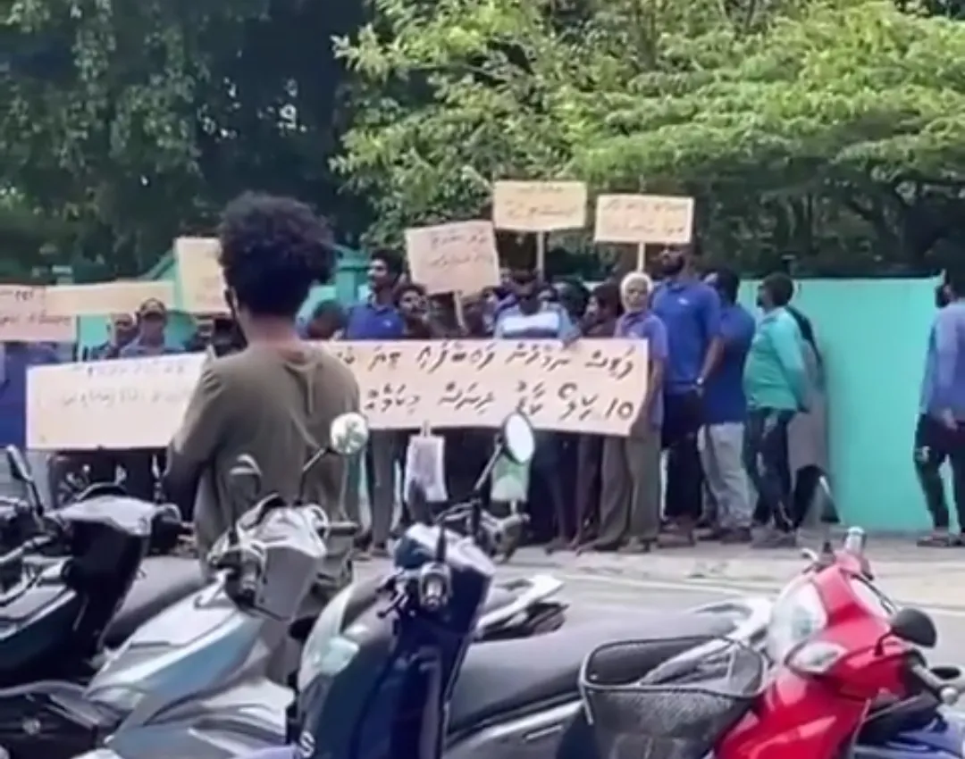 ޕްރޮޖެކްޓް ނުހިނގާ، މުސާރަ ހިނގާ މުވައްޒަފުންތަކެއްގެ ކޮންޓްރެކްޓް އާ ނުކުރުމުން އިހްތިޖާޖު ކުރަނީ!