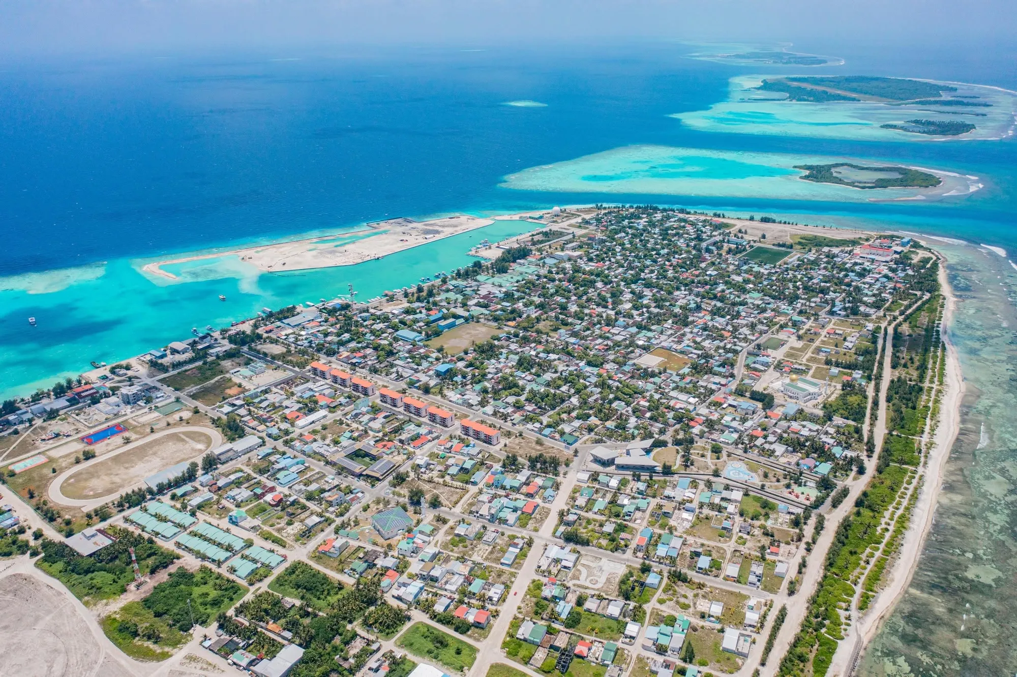 ތިނަދޫން މަރުވެފައި އޮތް ބިދޭސީ އަކު ފެނި ފުލުހުން އެ މަރުގެ ތަޙްޤީޤު ފަށައިފި