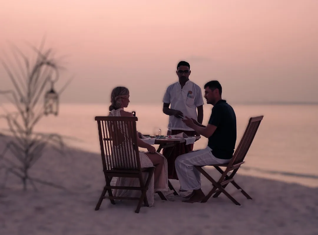 ބައެއް ރިޒޯޓުތަކުގައި މަސައްކަތް ކުރާ މުވައްޒަފުންނަށް އަދިވެސް ތުނބުޅި ބާލަން މަޖުބޫރުކުރާ ކަމުގެ ޝަކުވާ