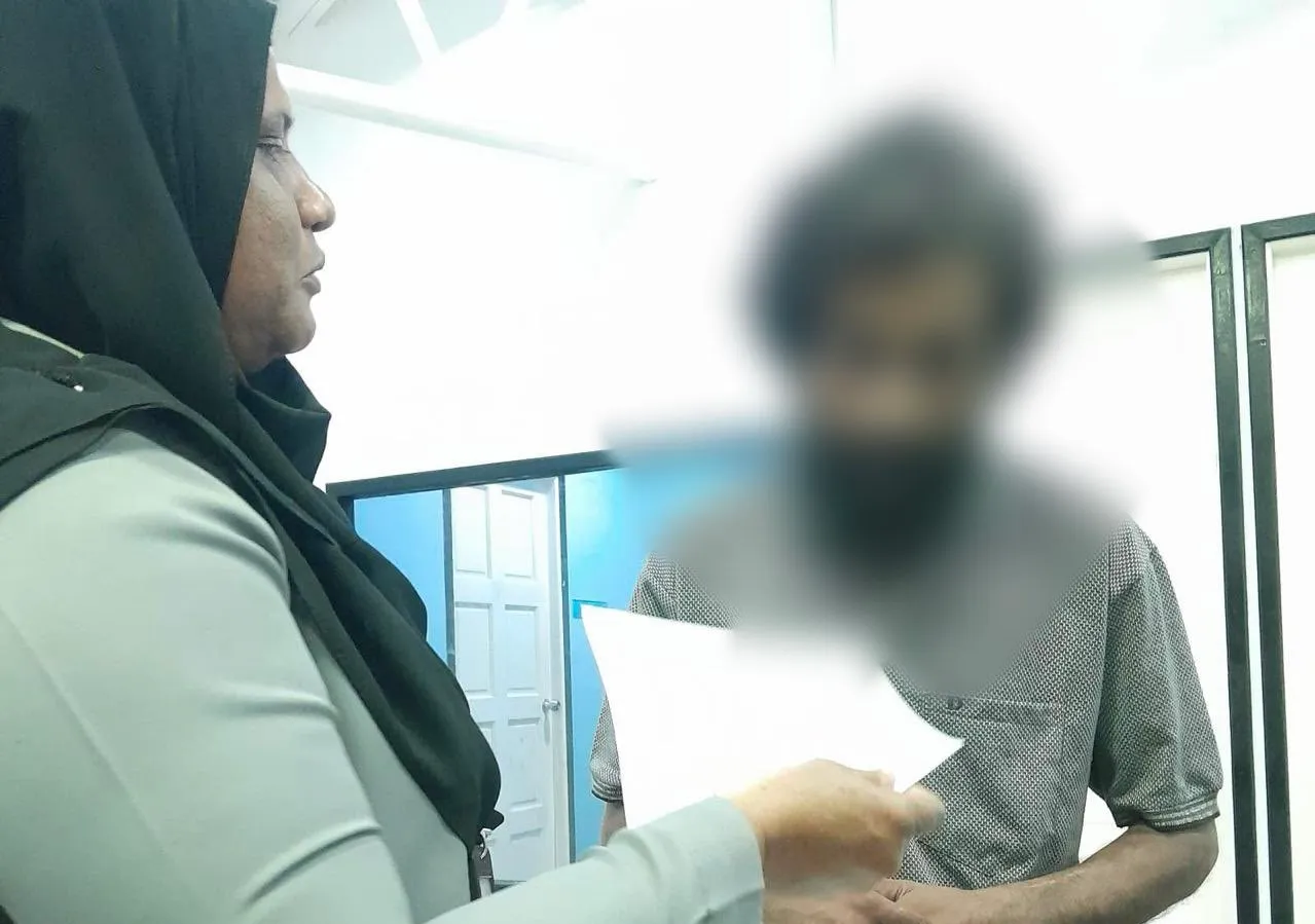 ކުނި އަޅައިގެން ޖޫރިމަނާ ކުރި މީހާ— ފޓޮ/ މާލެ ސިޓި ކައުންސިލް