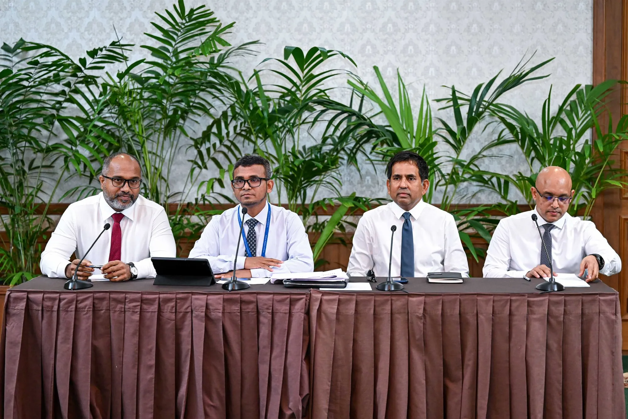ރައީސް އޮފީހުގައި ބޭއްވި ނޫސްވެރިންގެ ބައްދަލުވުމުގައި މިނިސްޓްރު އަލީ އިހުސާން -- ފޮޓޯ: ރައީސް އޮފީސް