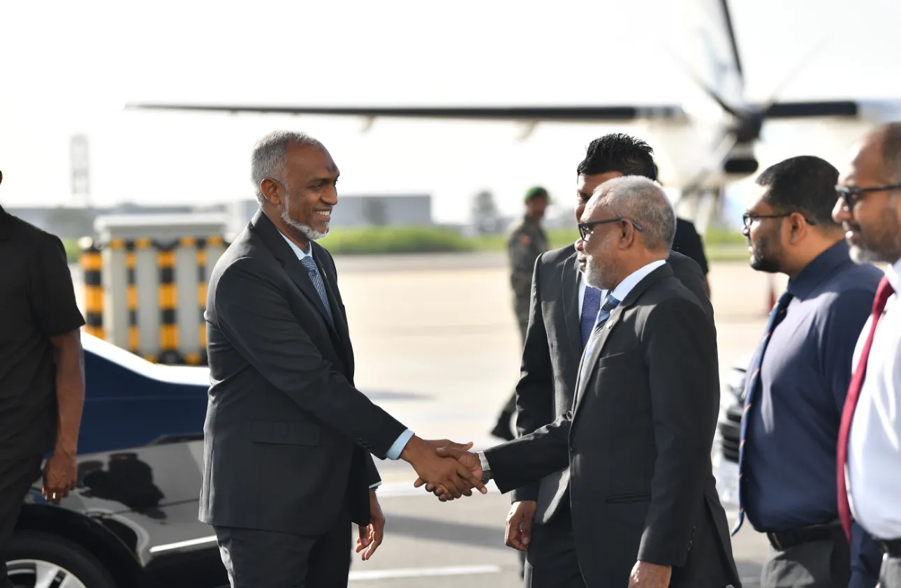 ރައީސުލްޖުމްހޫރިއްޔާ އެނބުރި ވަޑައިގެންނެވުން: ފޮޓޯ/ ރައީސް އޮފީސް