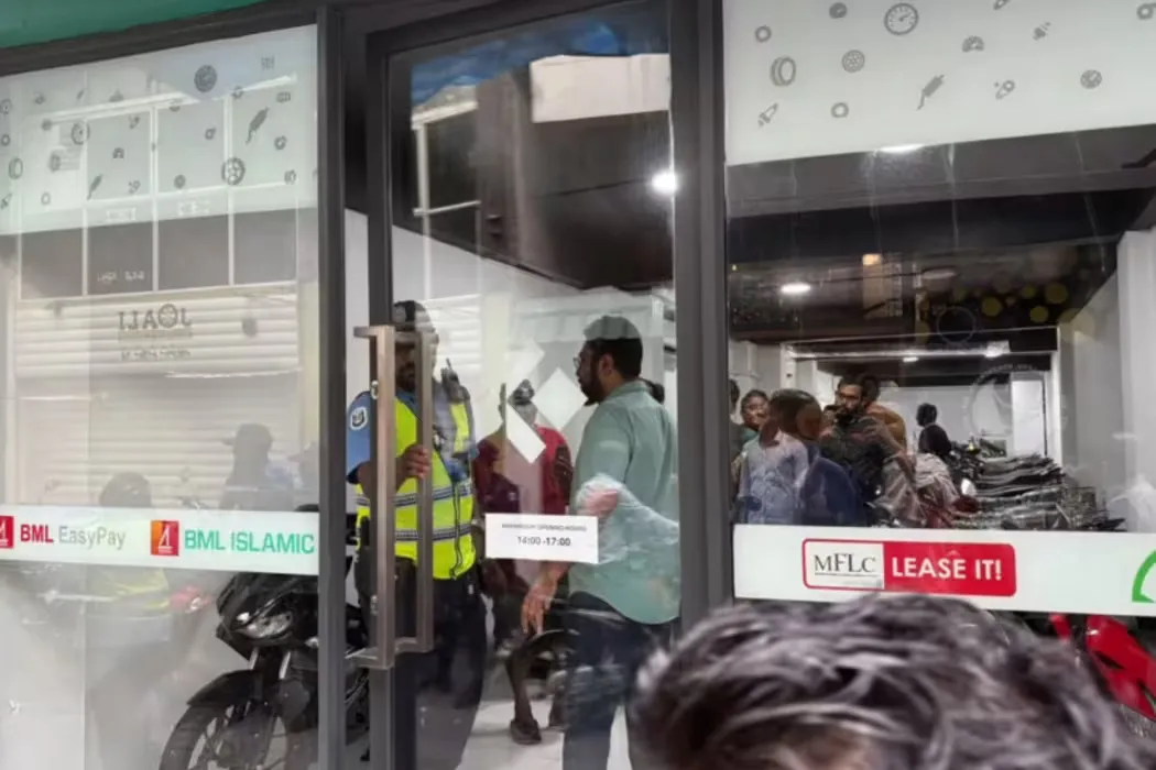 އެ މައްސަލައިގާ އާންމުން ކުރި އިހުތިޖާޖެއްގެ ތެރެއިން - ފޮޓޯ: އަދަދު ނޫސް