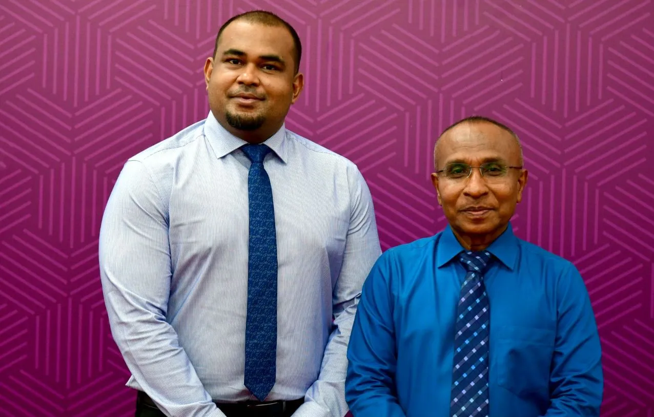 އީސީގެ އައު ނައިބު ރައީސް އަލީ ނަޝާތާއި، ކުރީގެ ނައިބު ރައީސް އިސްމާއިލް ހަބީބް-- ފޮޓޯ: އިސްމާއިލް ހަބީބް