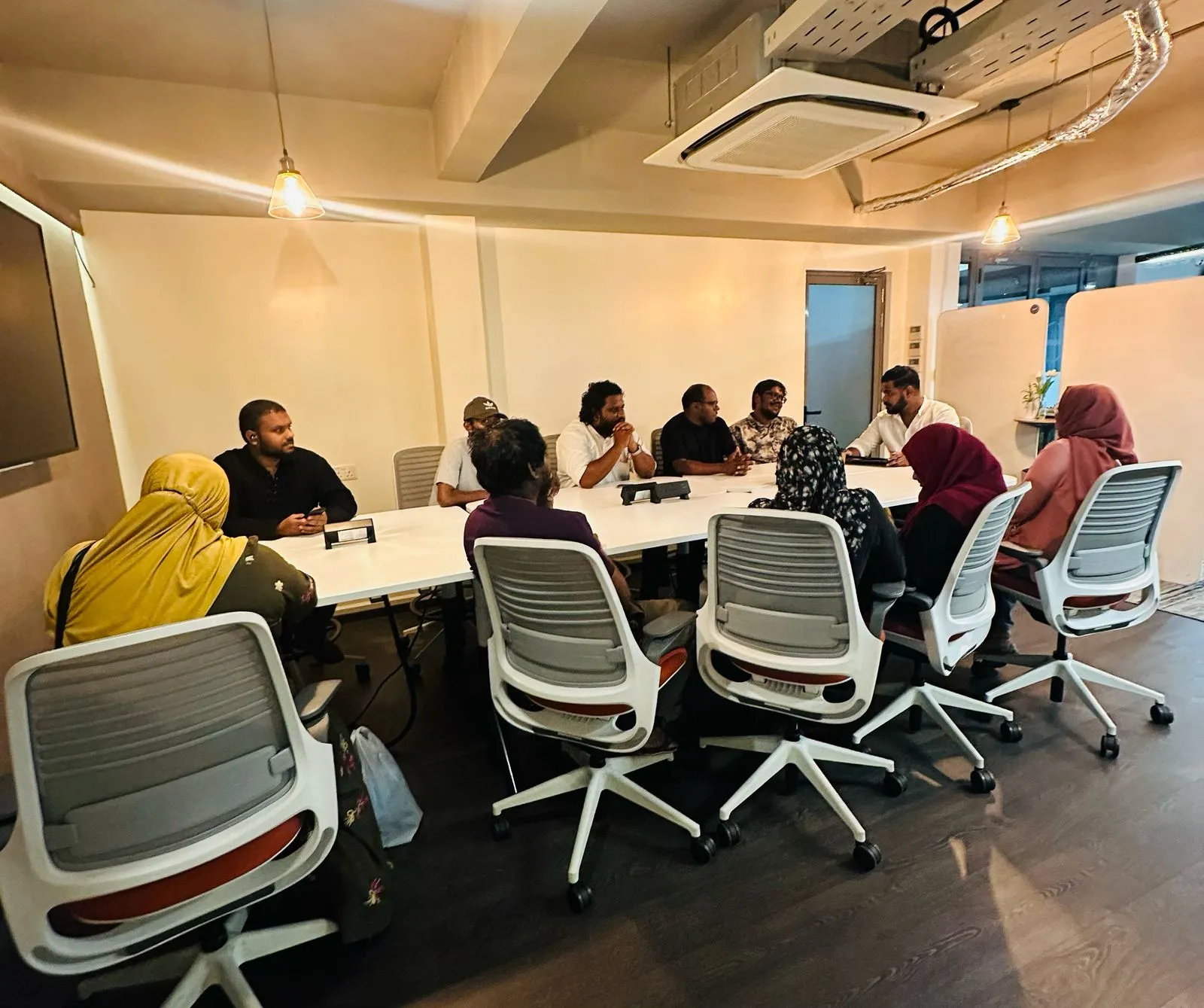 ދަ ކޮމަނާސް ޖަމިއްޔާގެ މެންބަރުން: ފޮޓޯ/ ދަ ކޮމަނާސް ޖަމިއްޔާ
