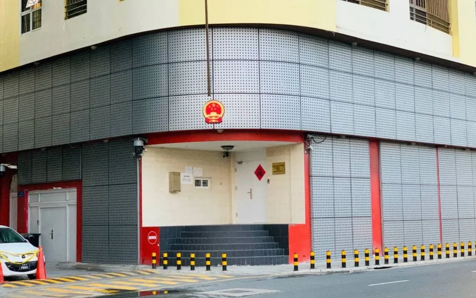 ޗައިނާ އެމްބަސީ ފާރަށް ސްޕްރޭ ކުރި މީހަކު ޖަލަށްލާން އަމުރުކޮށްފި