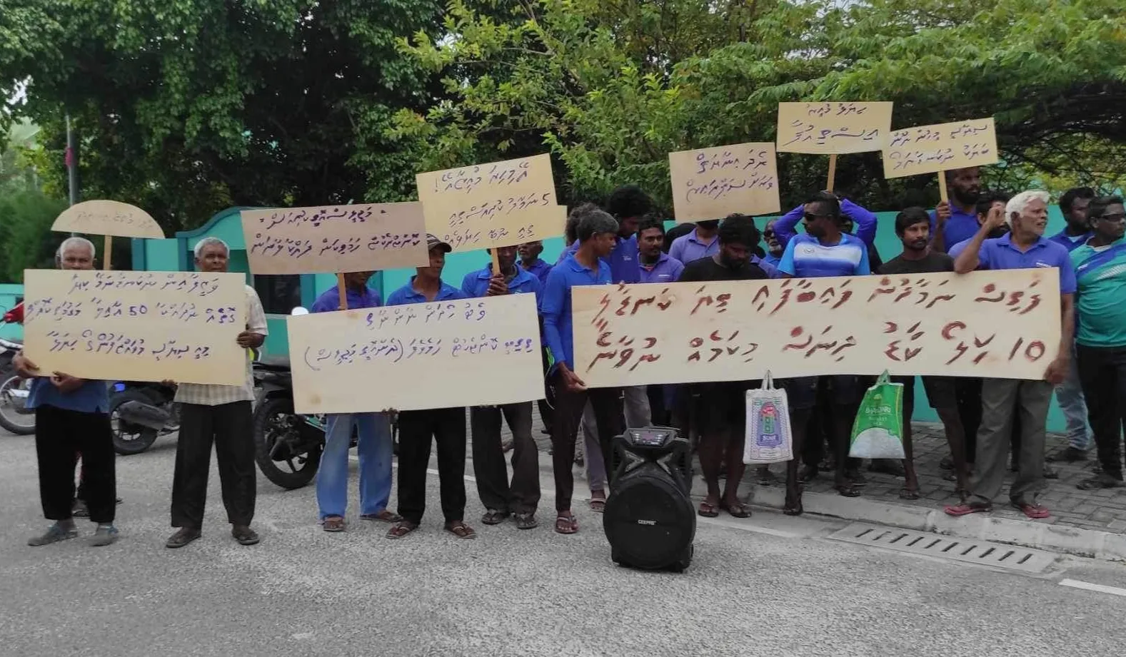 ކޮންޓްރެކްޓް އާ ނުކޮށްގެން ދިއްދޫގައި ކުރި މުޒާހަރާ ފަތިސް ނަމާދާވެސް ގުޅުވާލާފައި!