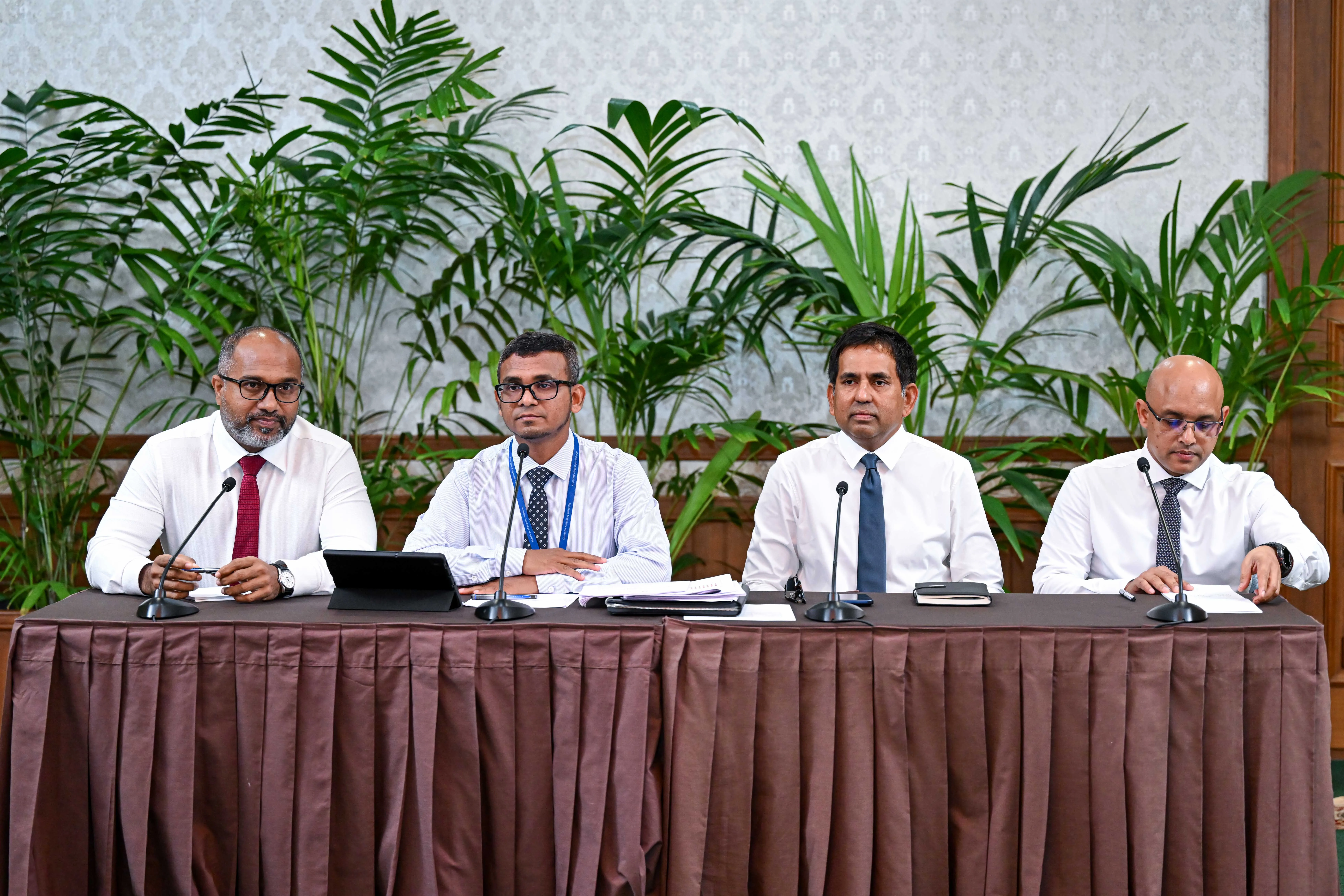 މަނީ އެކްސްޗޭންޖު ކުރާ ތަންތަނުން ބޭންކު ރޭޓުގައި ޑޮލަރު މާރުކުރަން އެދެފި