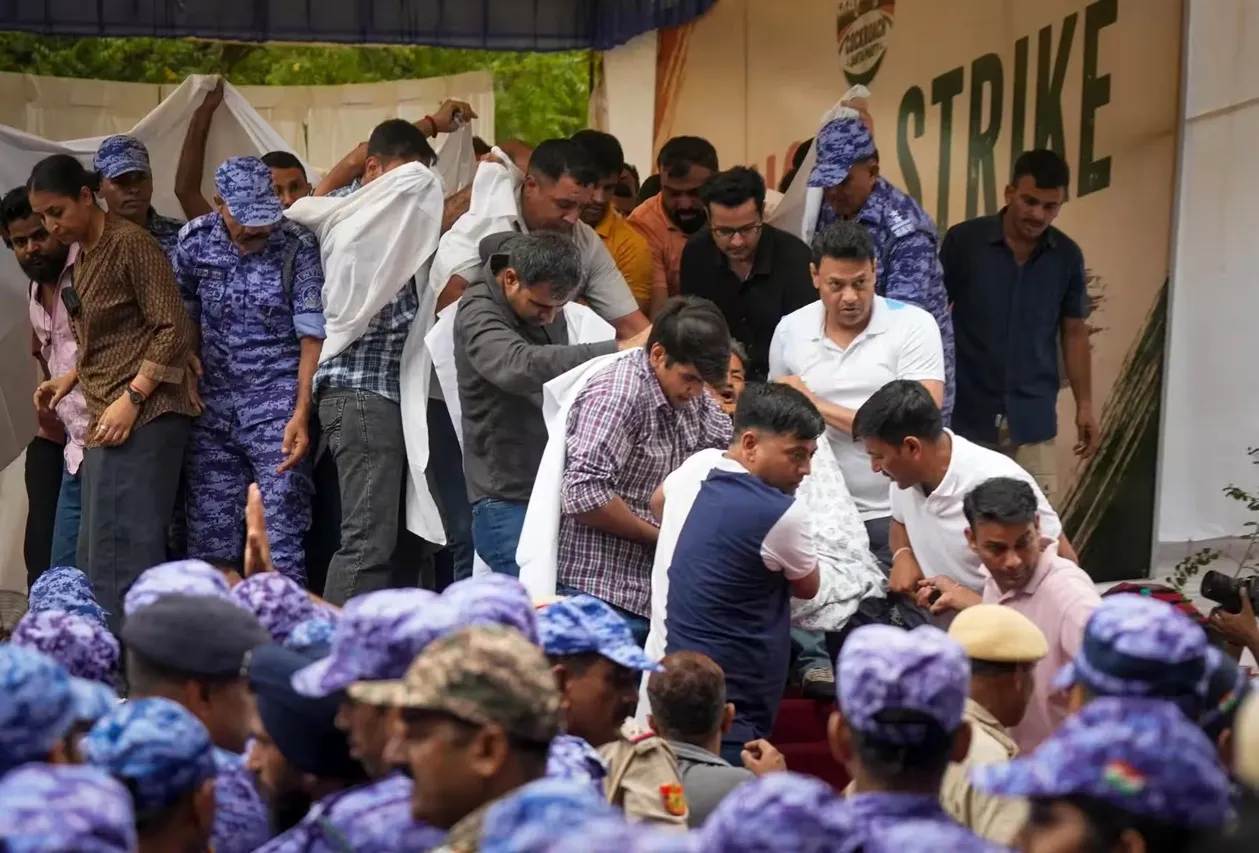 ވަންޗުކް ހޮސްޕިޓަލަށް ގެންދަނީ --