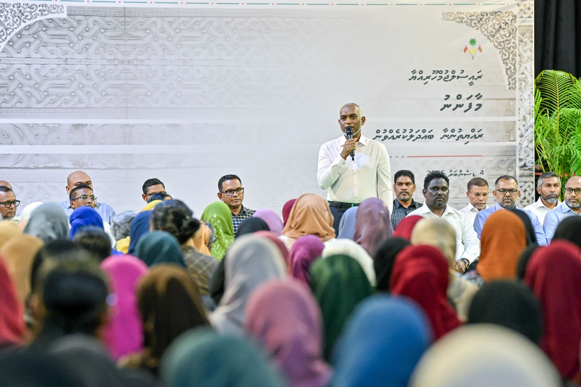ރައީސް މާފަންނު ރައްޔިތުންނާއެކު - ފޮޓޯ: ރައީސް އޮފީސް