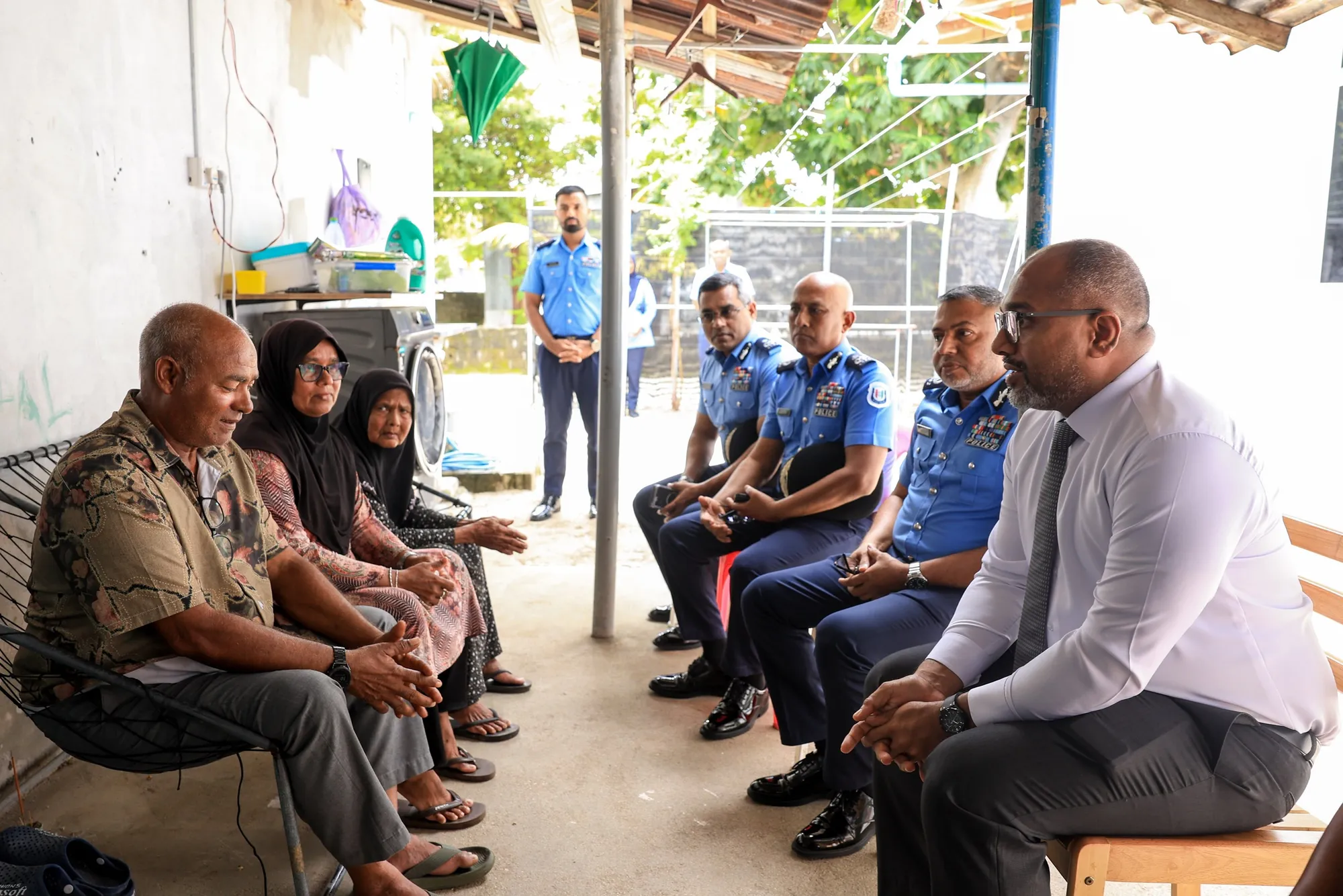 ނާފިއުގެ އާއިލާ އާއި މިނިސްޓަރާއި ކޮމިޝަނަރު ބައްދަލު ކުރައްވަނީ -- ފޮޓޯ: ޕޮލިސް