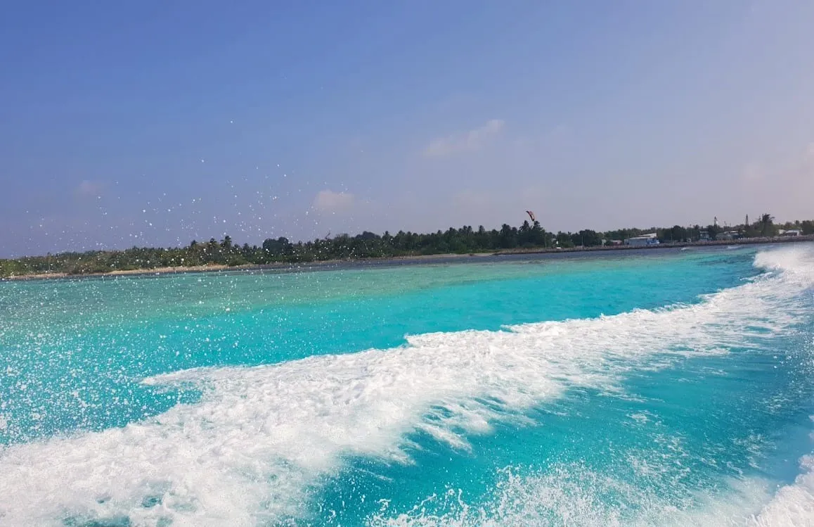 ފީނަން އުޅުނު މީހެއްގެ ގައިމައްޗަށް ލޯންޗެއް އަރައި އަތްބުރިވެއްޖެ!
