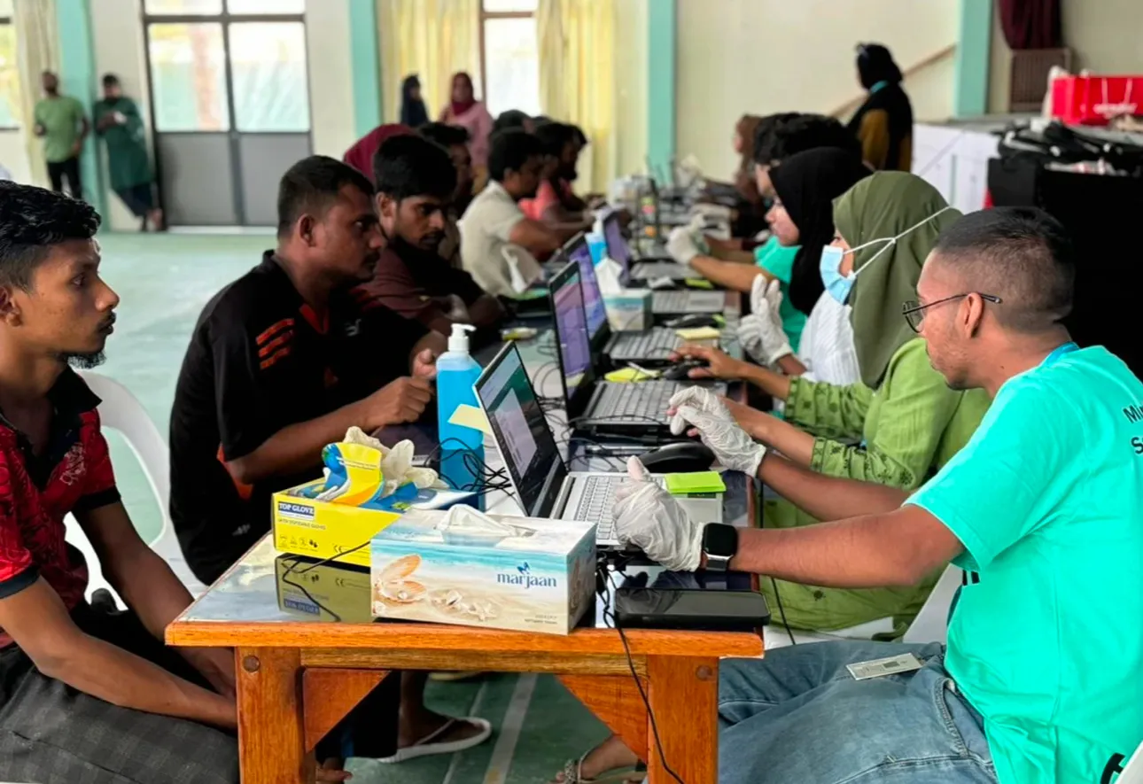 ބިދޭސީންގެ ބަޔޯމެޓްރިކް ޑޭޓާ އެއްކުރުން: ފޮޓޯ/ ހޯމް މިނިސްޓްރީ