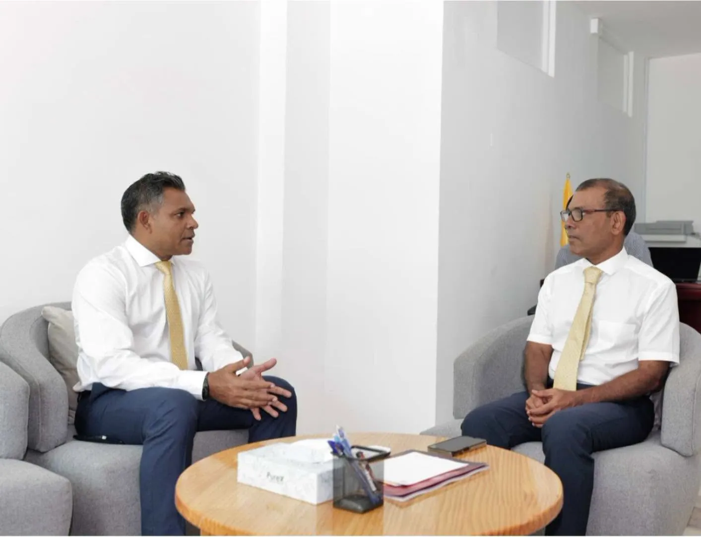 ނަޝީދު، ފައިސަލް ނަސީމްއާ އެކު 