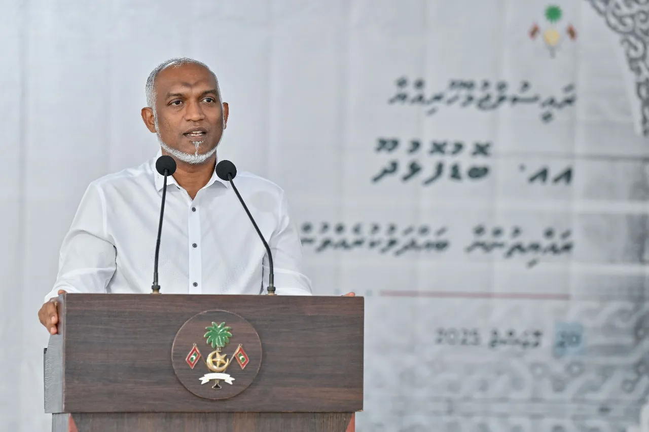 ރައީސް ޑރ.މުއިއްޒު ބޮޑުފުޅަދޫ ޖަލްސާގައި ރައްޔިތުންނާ މުހާތަބްކުރައްވަނީ.. ފޮޓޯ: ރައީސް އޮފީސް