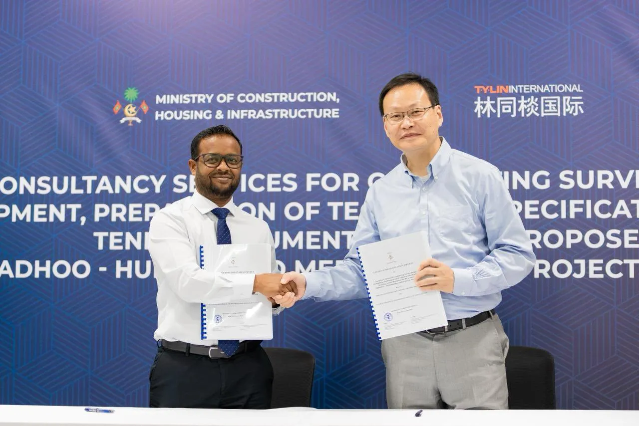 Minister of Construction, Housing and Infrastructure Dr. Abdulla Muthalib (left) and Chen Xiaohu, President of T.Y. Lin International (right)