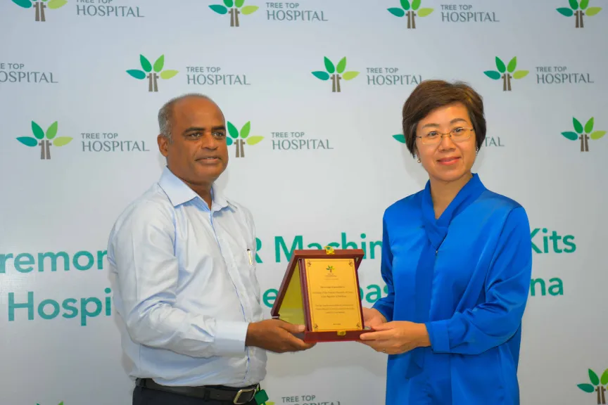 Tree Top Hospital Managing Director Nazeer handing over a plaque of appreciation to the Chinese ambassador Wang . (Source: Tree Top Hospital)
