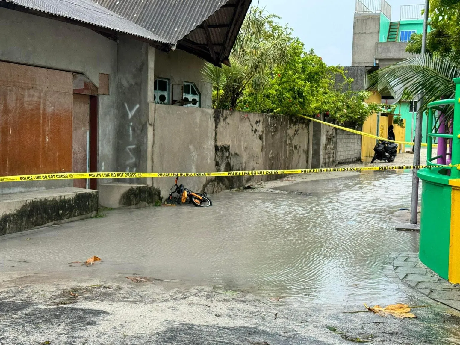 އުނގޫފާރުގައި ކުޅެން ތިބި ކުދިންތަކެއް ކަރަންޓުގައި ޖެހުނު ފެންގަނޑު -- ފޮޓޯ: އުނގޫފާރު އޮންލައިން