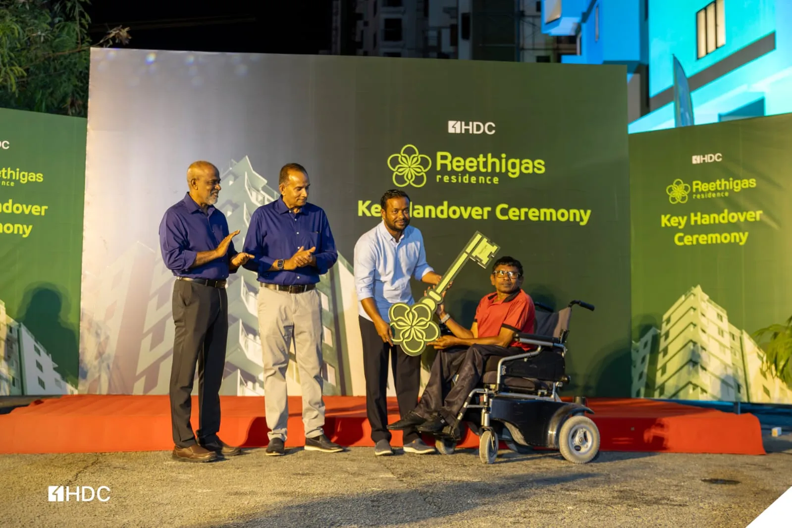 އެޗްޑީސީ މުއައްޒަފުންނަށް އެޕާޓްމަޓެއްގެ ތަޅުދަނޑި ހަވާލުކުރުން..