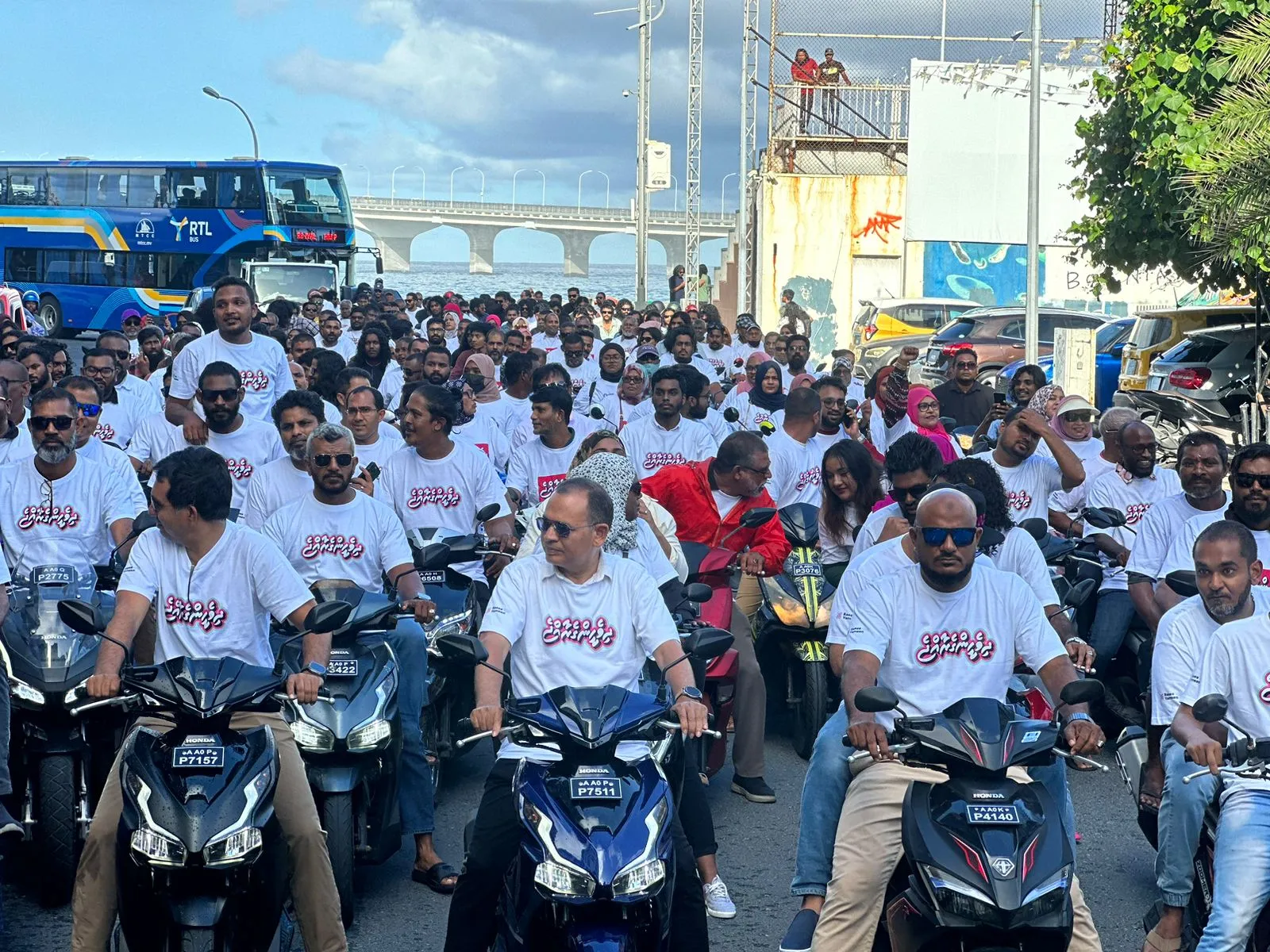 ގިނަ އަދަދެއްގެ ޒުވާނުންނާއެކު އިދިކޮޅުގެ ބޮޑު ސައިކަލު ބުރު ބާއްވައިފި