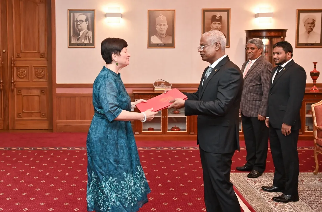 ޗެކްރިޕަބްލިކް ގެ އައު ސަފީރަށް ފަތްކޮޅު އަރުވައިފި