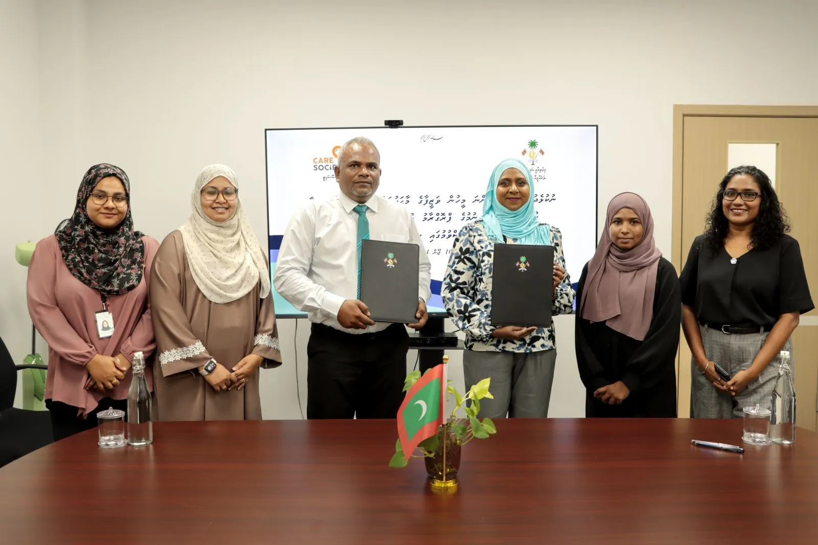ނުކުޅެދުންތެރިކަން ހުންނަ ފަރާތްތަކަށް ވަޒީފާގެ ފުރުޞަތު ފަހިކޮށްދިނުމަށް އިޖްތިމާއީ ތަރައްގީއާއި ބެހޭ ވުޒާރާއާއި ކެއަރ ސޮސައިޓީއާއި ދެމެދު އެއްބަސްވުމެއްގައި ސޮއި ކުރުން: ފޮޓޯ/ މިނިސްޓްރީ