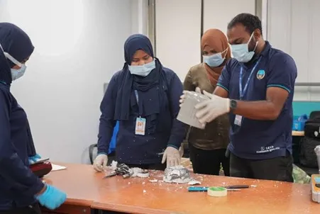 މީގެ ކުރިން ކަސްޓަމުން އަތުލައިގެން ޑްރަގްސްތަކެއް -- ފޮޓޯ: ކަސްޓަމްސް