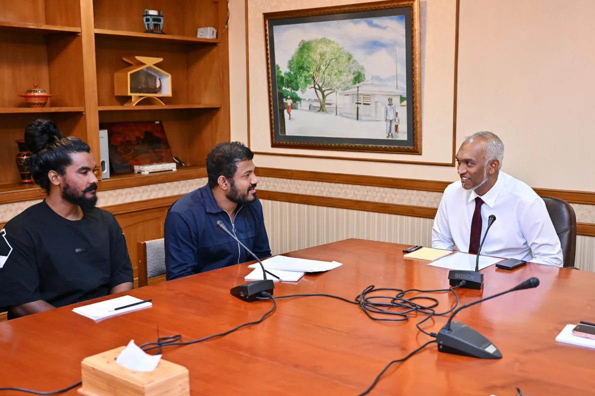 ވިޔަފާރި ބަނދަރުގައި މުދާ އުފުލާ ލޮރީތަކުގެ ޑްރައިވަރުން ރައީސް މުޢިއްޒުއާ ބައްދަލުކުރެއްވުން: ފޮޓޯ/ ރައީސް އޮފީސް