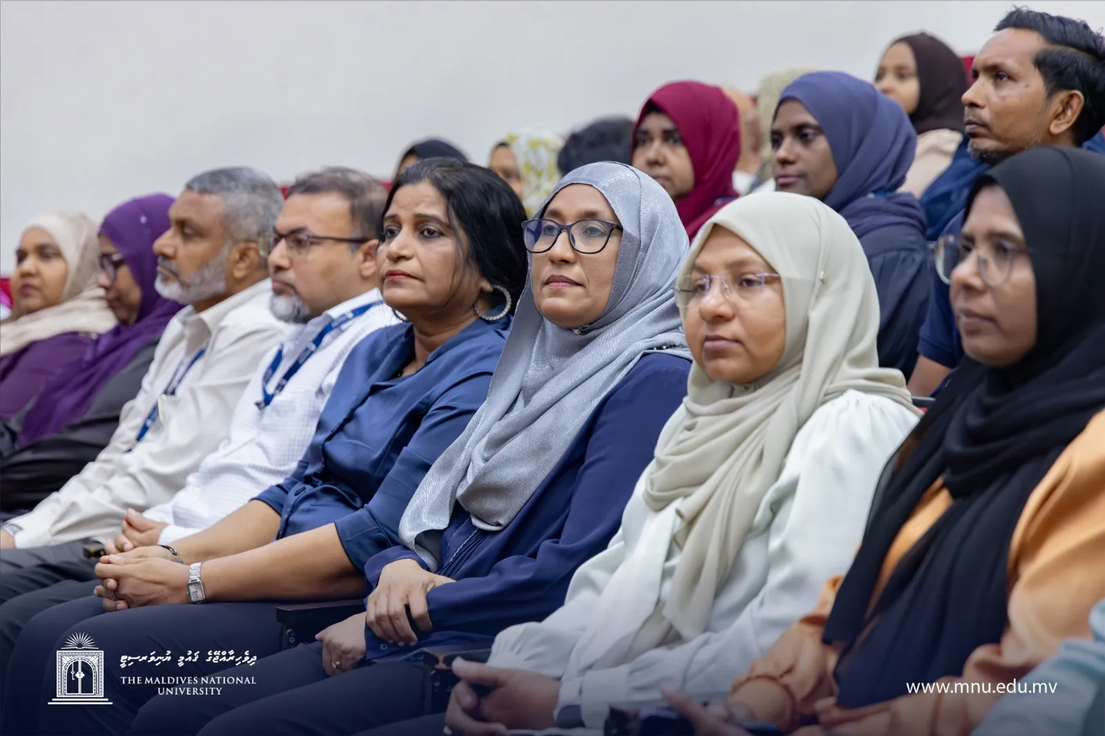ދިރާސާކުރުމަށާއި ފޮތް ލިޔުމަށް ޚާއްޞަ ގްރާންޓްތަކެއް ދިނުން- ފޮޓޯ/ އެމްއެންޔޫ