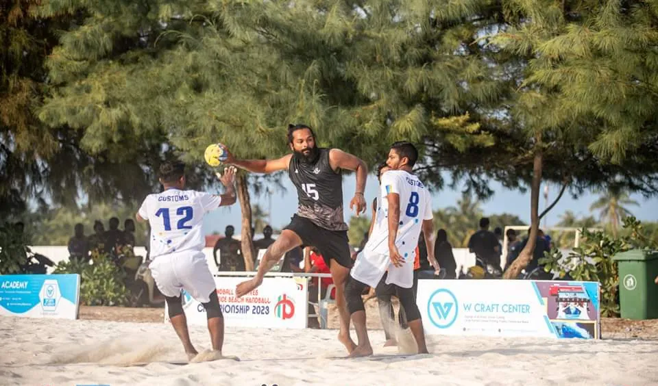 އާންމުކޮށް ހުޅުވާލައިގެން ފިރިހެން ޤައުމީ ބީޗް ހޭންޑްބޯލް ސްކޮޑެއް އެކުލަވާލަނީ