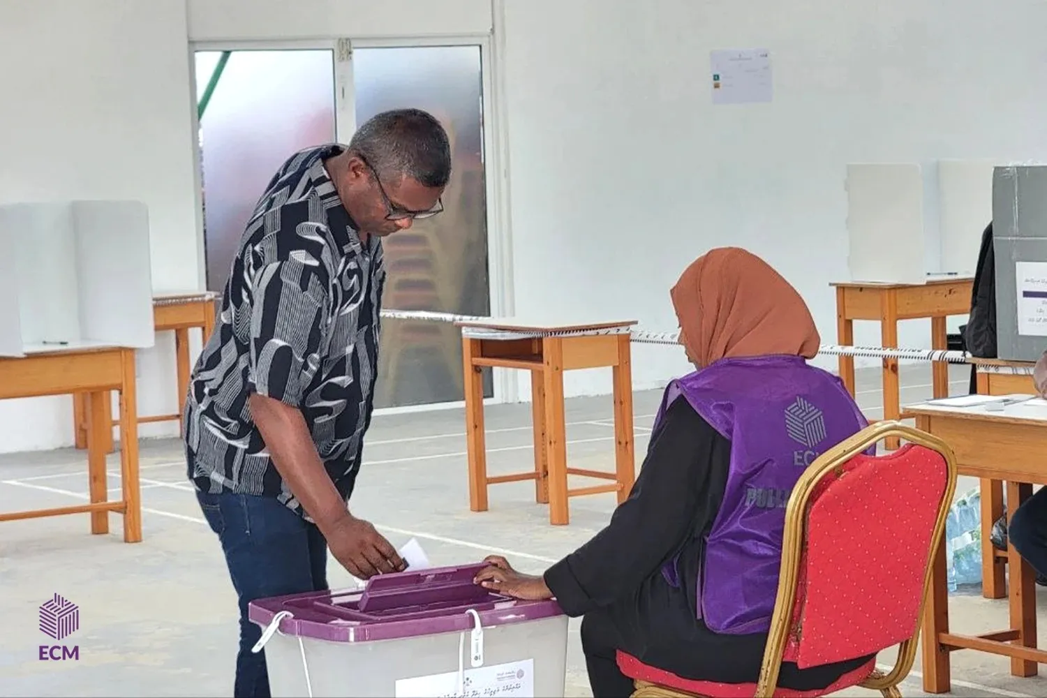 އިންތިހާބެއްގައި މީހަކު ވޯޓު ލަނީ -- ފޮޓޯ އީސީ