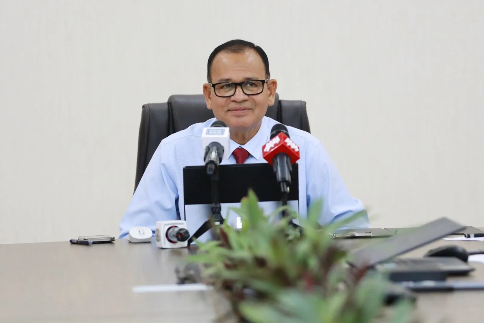 ވަޒީރު އާދަމް ޝަރީފް އުމަރު -