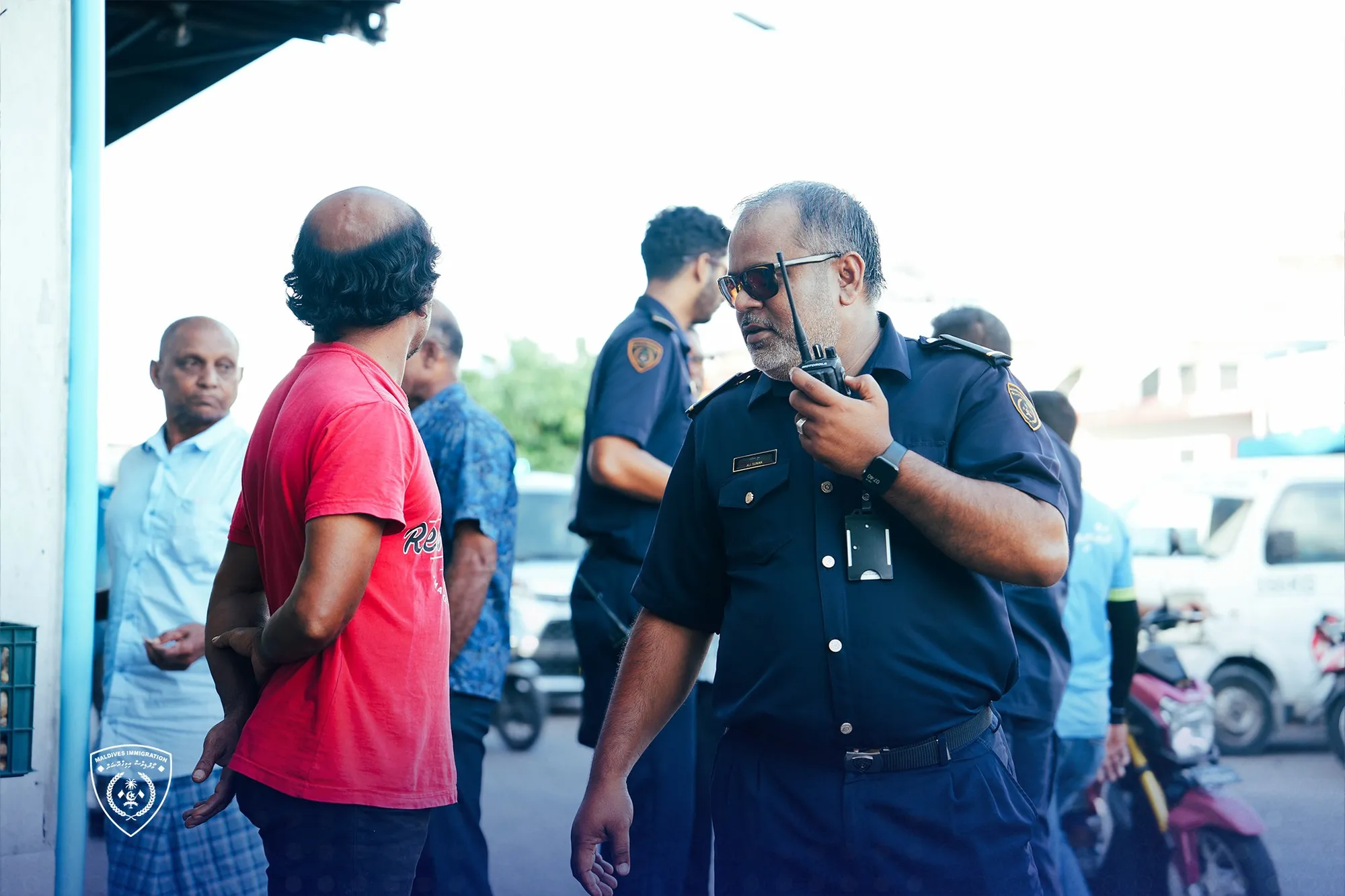 އިމިގްރޭޝަނުން މާރުކޭޓް ސަރަހައްދުގައި ކުރިއަށްގެންދިޔަ ރެއިޑްގެ ތެރެއިން..