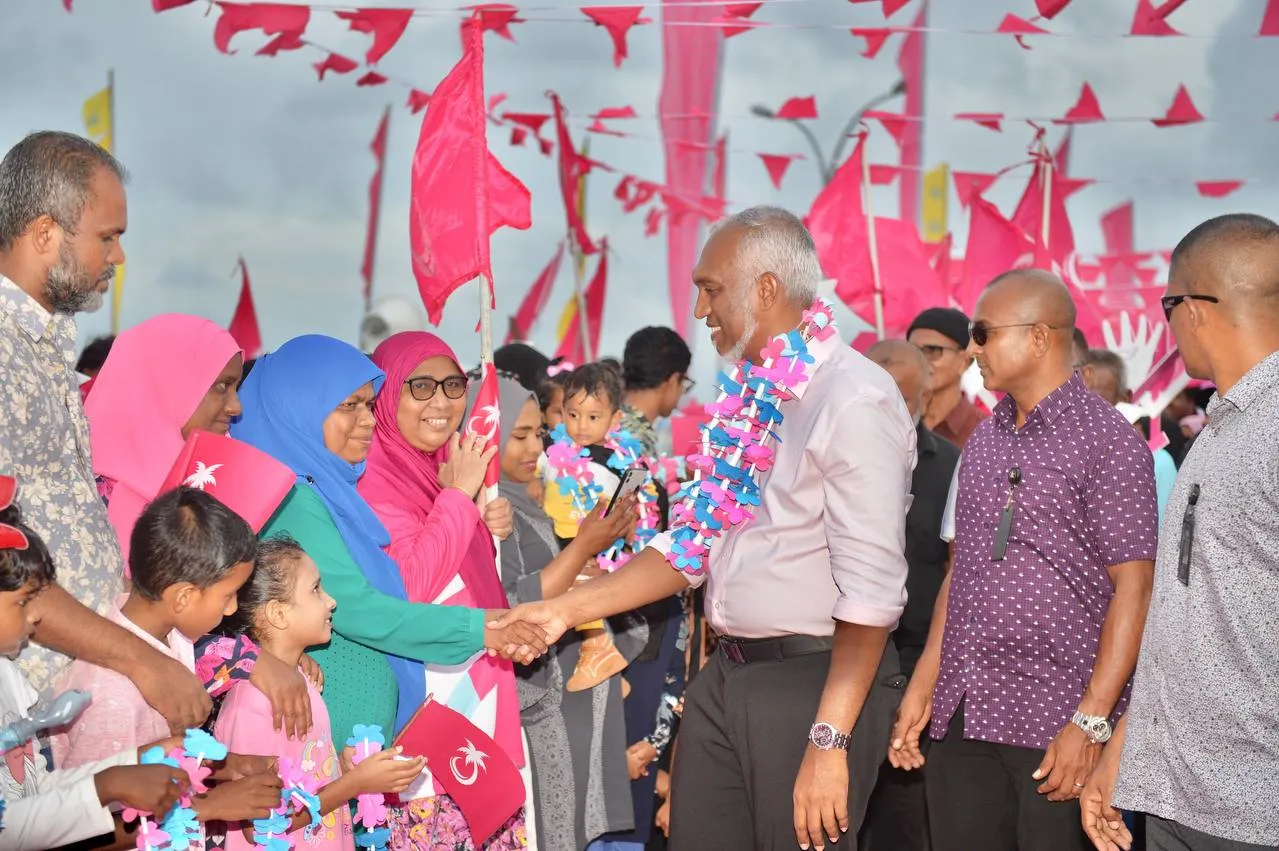 ނައިފަރުން ޑރ މުއިއްޒަށް އޮތް ތާއީދުގެ ބޮޑު މަންޒަރު ދައްކާލައިފި