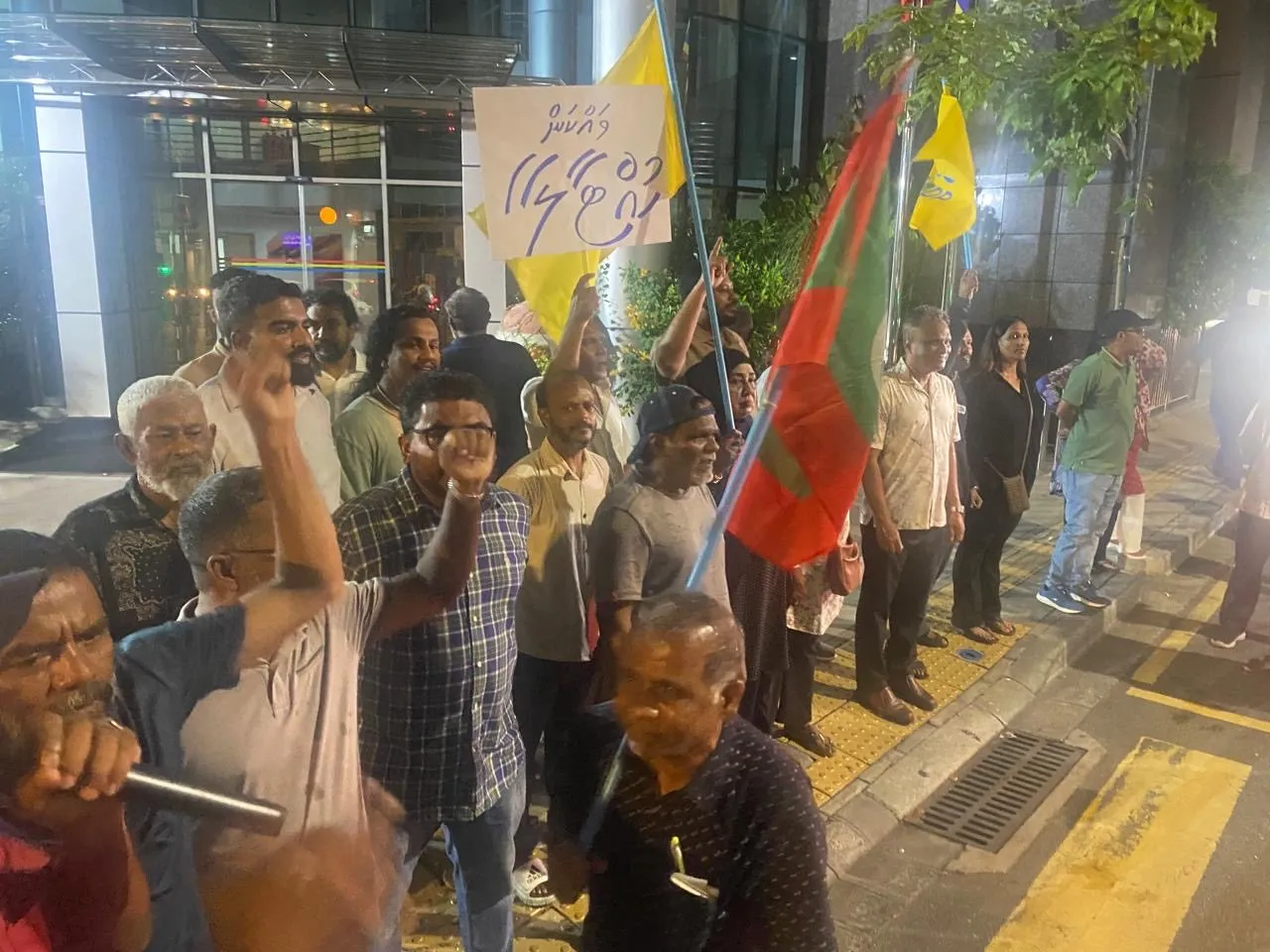 ހަމަނުޖެހުމަށް ހިތްވަރު ލިބޭގޮތަށް ހަރަކާތްތައް ހިންގާކަމަށް ފާހަގަކުރެވޭ ބުނެ އީސީން އިކޮޅުޕާޓީތަކަށް ސިޓީ ފޮނުވައިފި