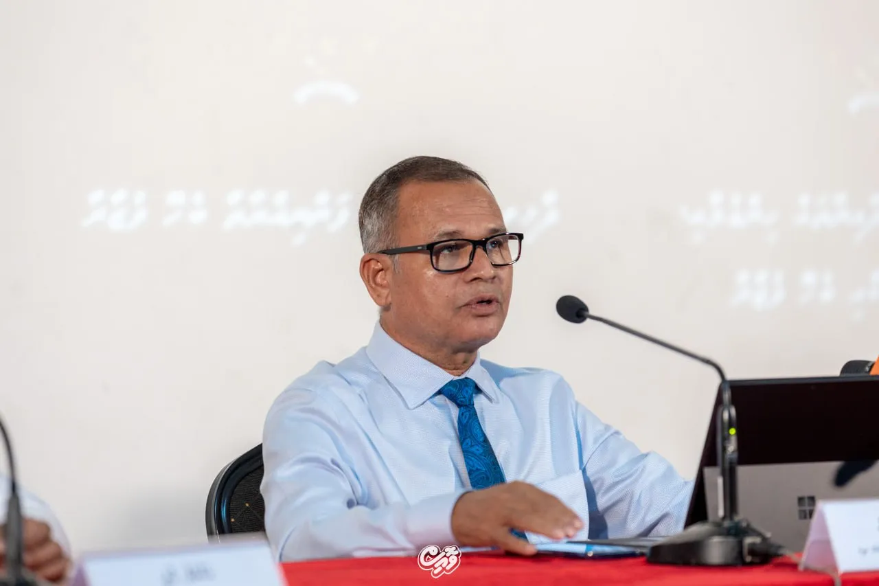 ވަޒީރު އާދަމް ޝަރީފް ޢުމަރު: ފޮޓޯ/ ވޮއިސް