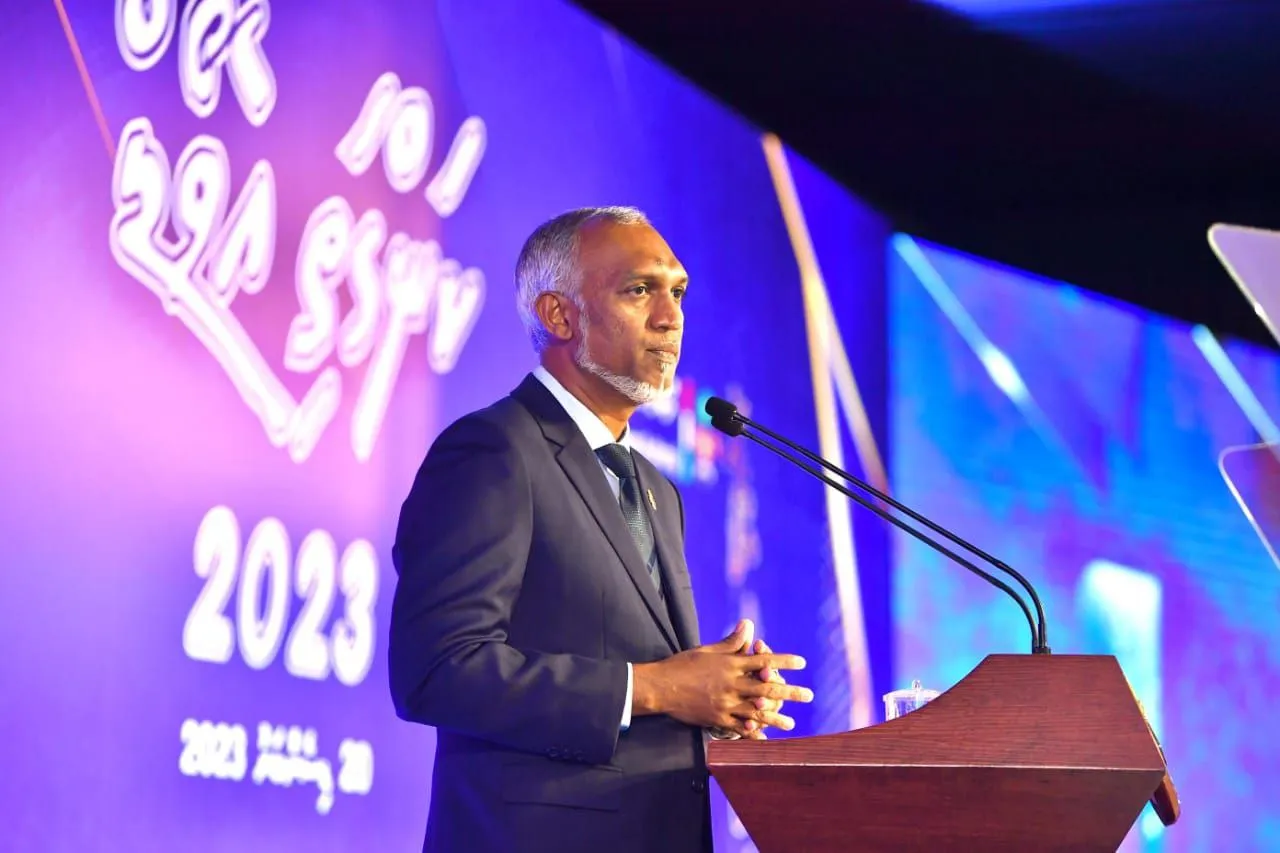 ކޮންމެ ފަސް އަހަރަކުން އެއްފަހަރު ސިޔާސީ މީހުންގެ ކަންފަތްބުޑުގައި ގެދޮރުވެރިކަމަށް ސަލާންޖެހުމަށް ނިމުމެއް ގެންނާނަން: ރައީސް ޑރ. މުޢިއްޒު