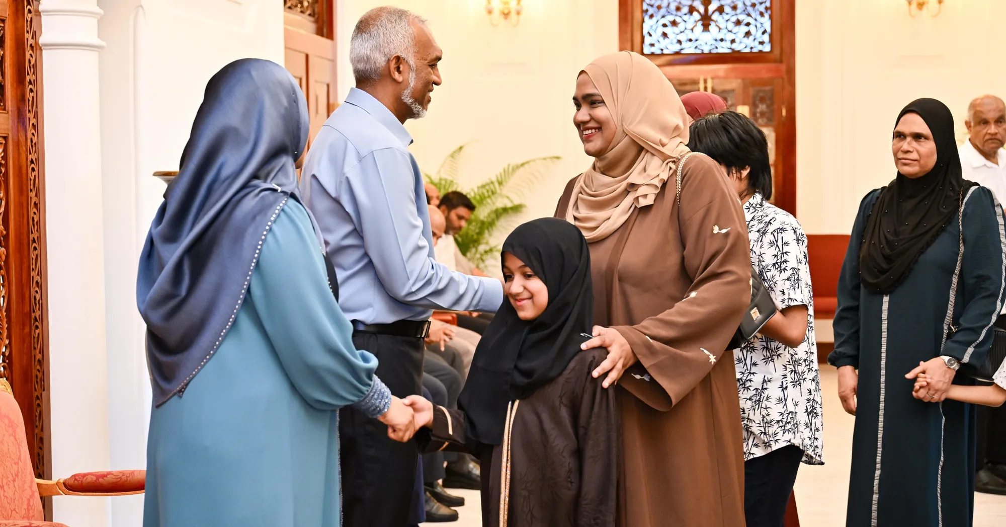 ރައީސްގެ ދެކަނބަލުން ޢީދު ސަލާމް ކުރައްވަނީ - ފައިލް ފޮޓޯ: ރައީސް އޮފީސް