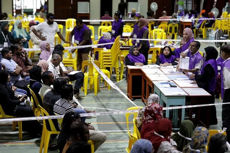 ވޯޓުލީ ދުވަހު ބޭރުގެ އޮބްޒާވަރަކަށް ފުރައްސާރަކުރި އޮބްޒާވަރަކާއި މަންދޫބަކު ސަސްޕެންޑްކޮށްފި