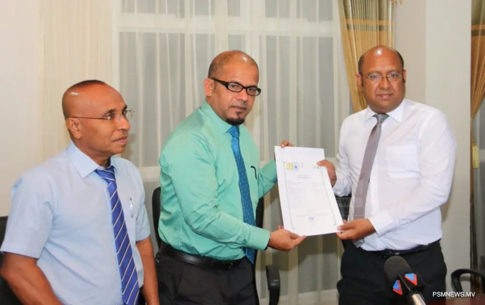 މޯލްޑިވްސް ލޭބަރ އެންޑް ސޯޝަލް ޑިމޮކްރަޓިކް ޕާޓީ (އެމްއެލްއެސްޕީ) އުފެއްދުމަށްޓަކައި ފޯމް ހުށަހަޅަނީ.. ފޮޓޯ: ޕީއެސްއެމް