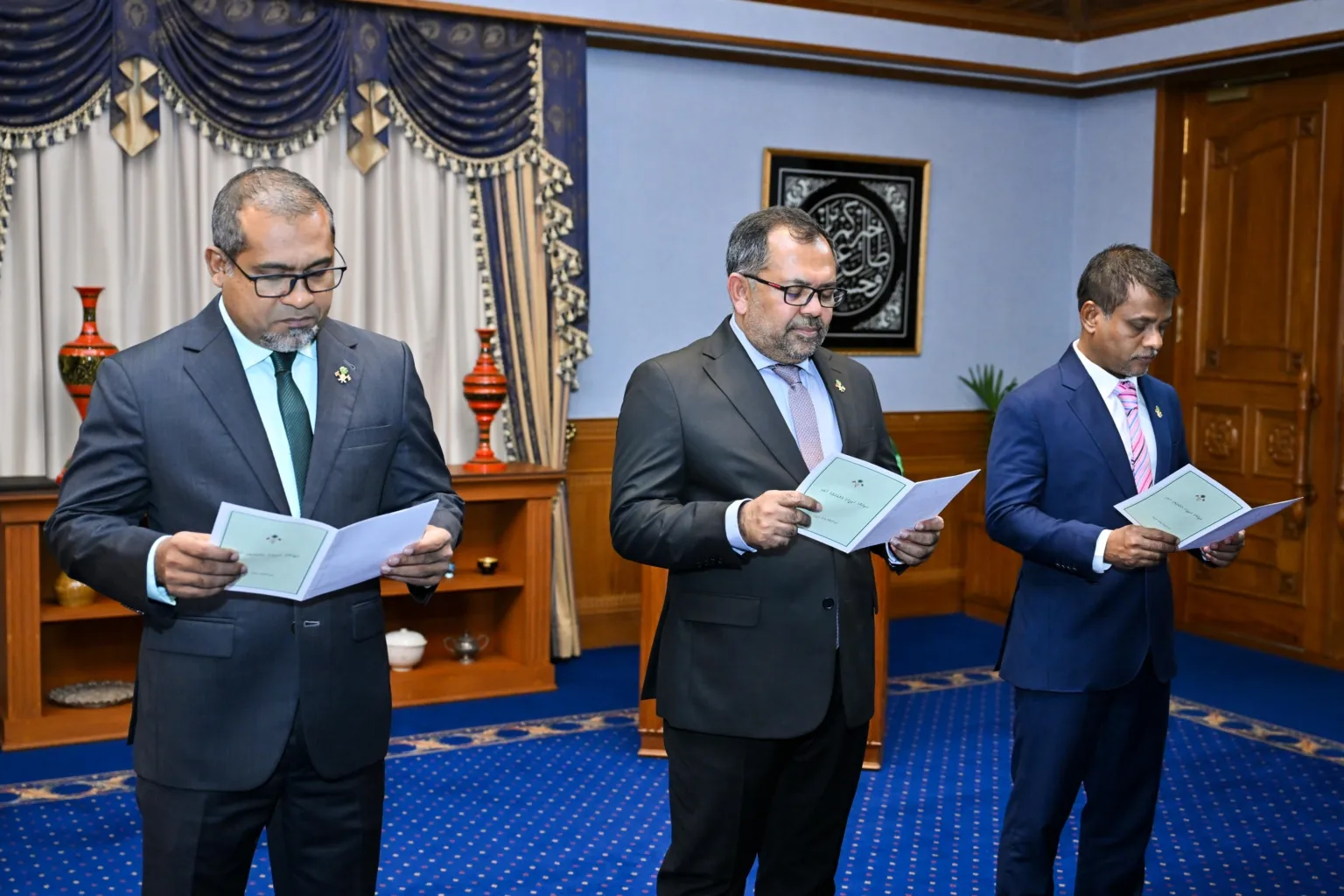 އައު ތިން ވަޒީރުން ހުވާ ކުރެއްވުން: ފޮޓޯ/ ރައީސް އޮފީސް