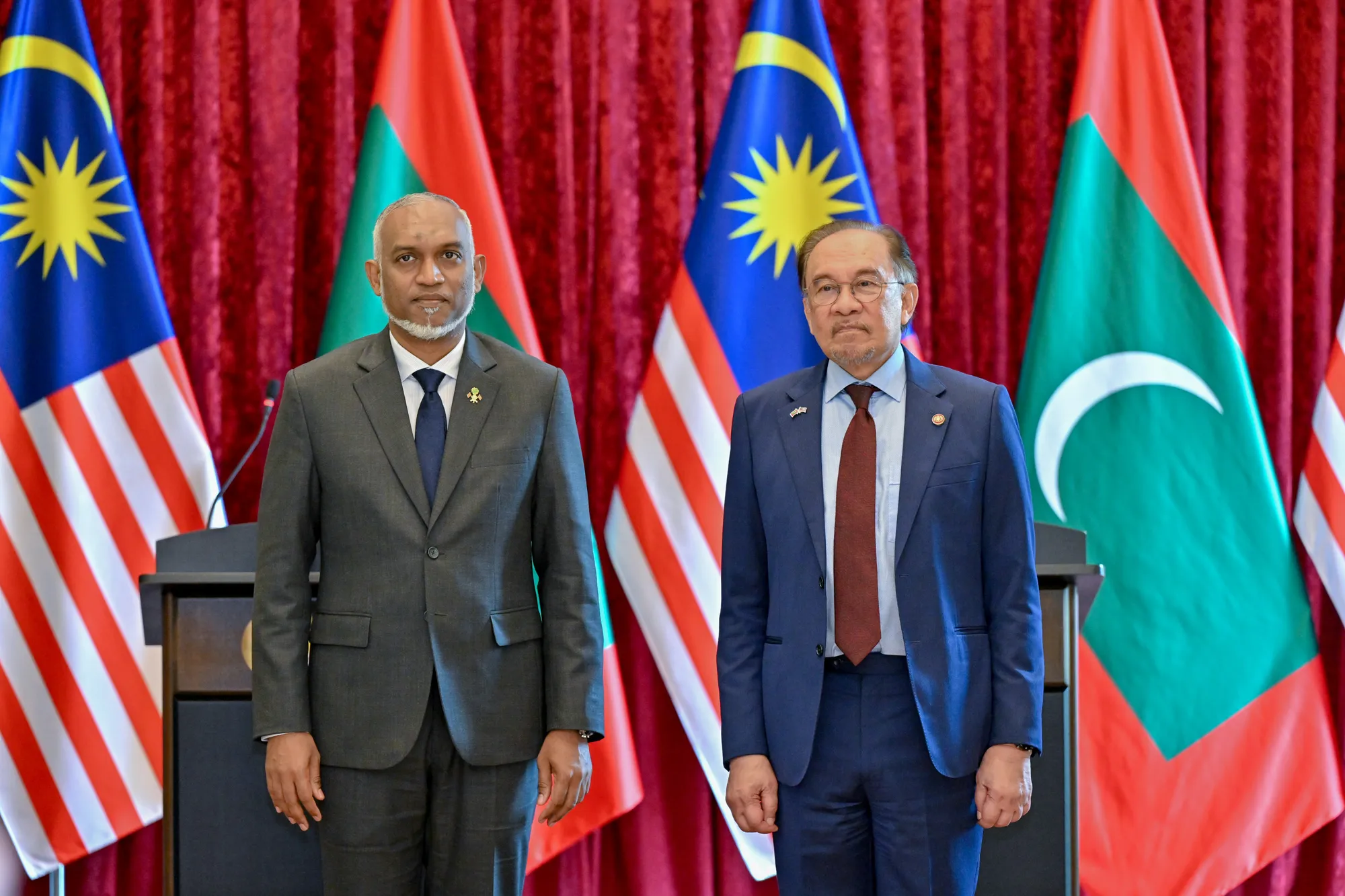 ރައީސް މުޢިއްޒުގެ ދައުވަތަކަށް، މެލޭޝިއާގެ ބޮޑު ވަޒީރު އަންވަރު ރާއްޖެ ވަޑައިގަންނަވަނީ