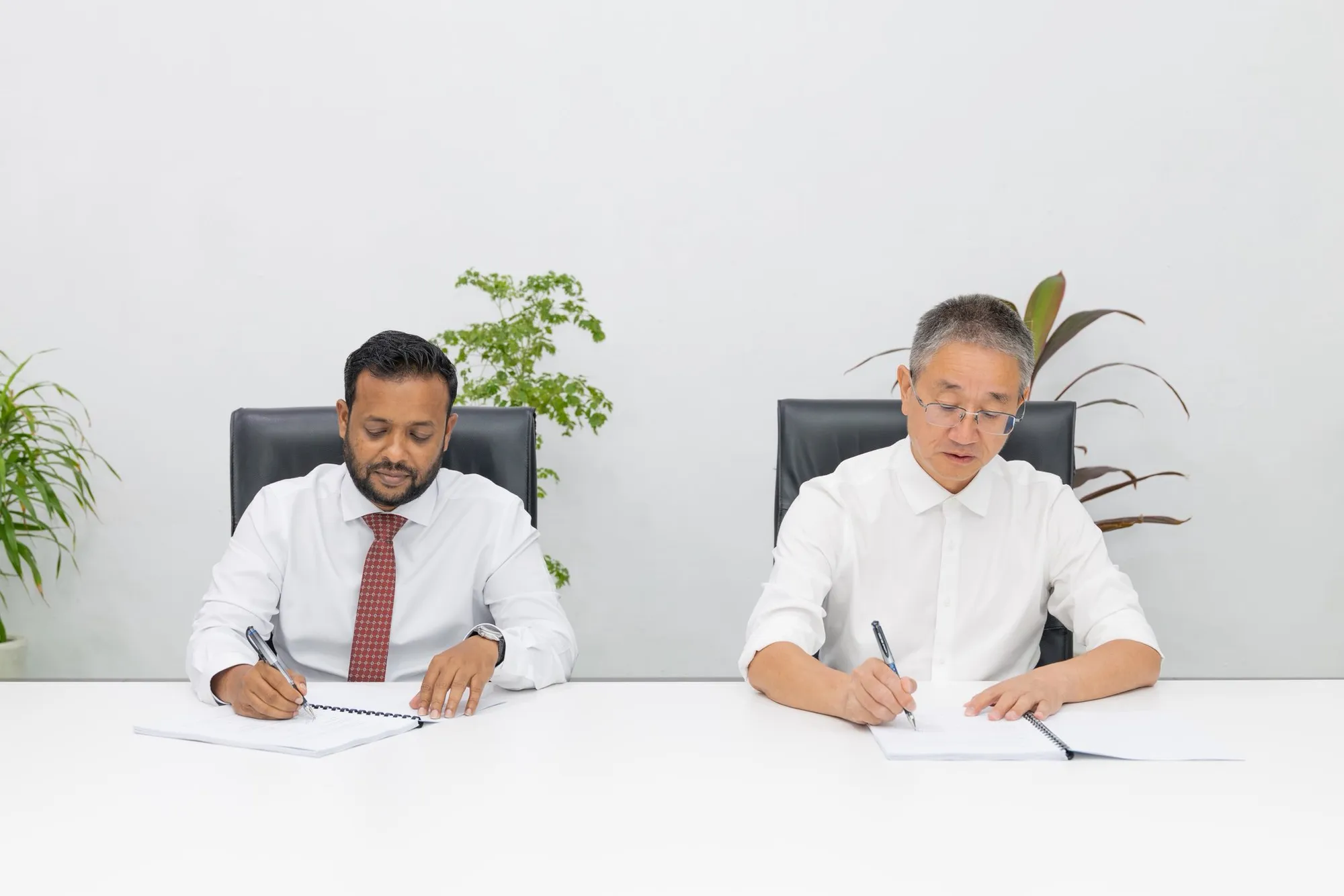 އެއްބަސްވުމުގައި ސޮއި ކުރުމުގެ ރަސްމިއްޔާތު -- ފޮޓޯ: ހައުސިން މިނިސްޓްރީ