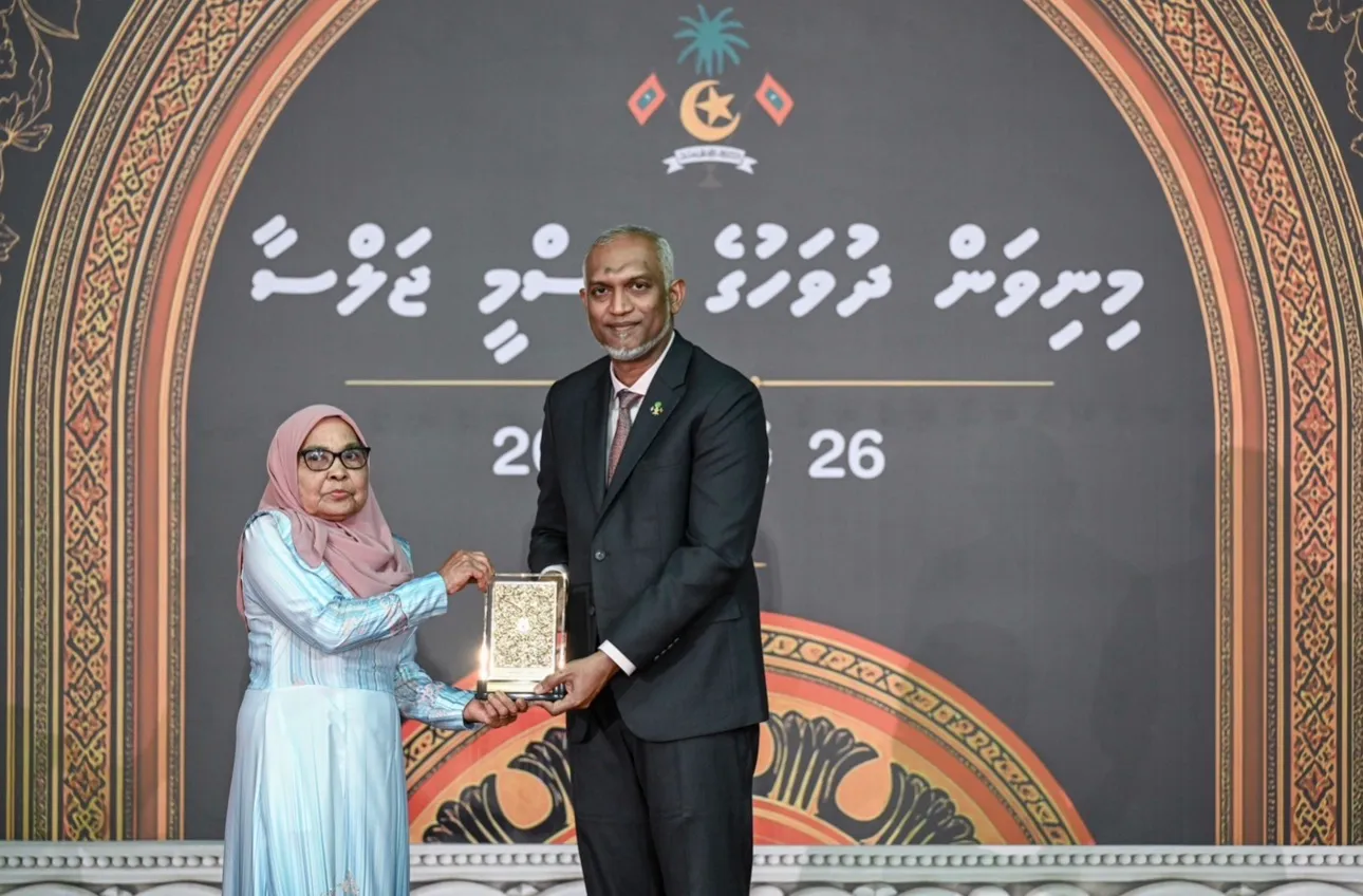 ޝަރަފުގެ ބެޖާއި އައްޑަނަ ހަވާލުކުރުން- ފޮޓޯ/ ރައީސް އޮފީސް