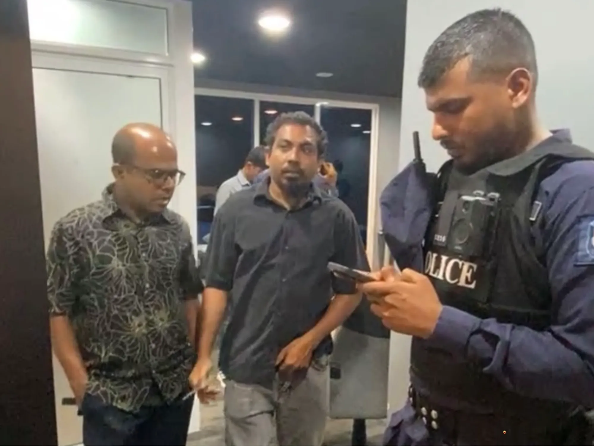 ފުލުހުން އަދަދު އޮފީހުގައި