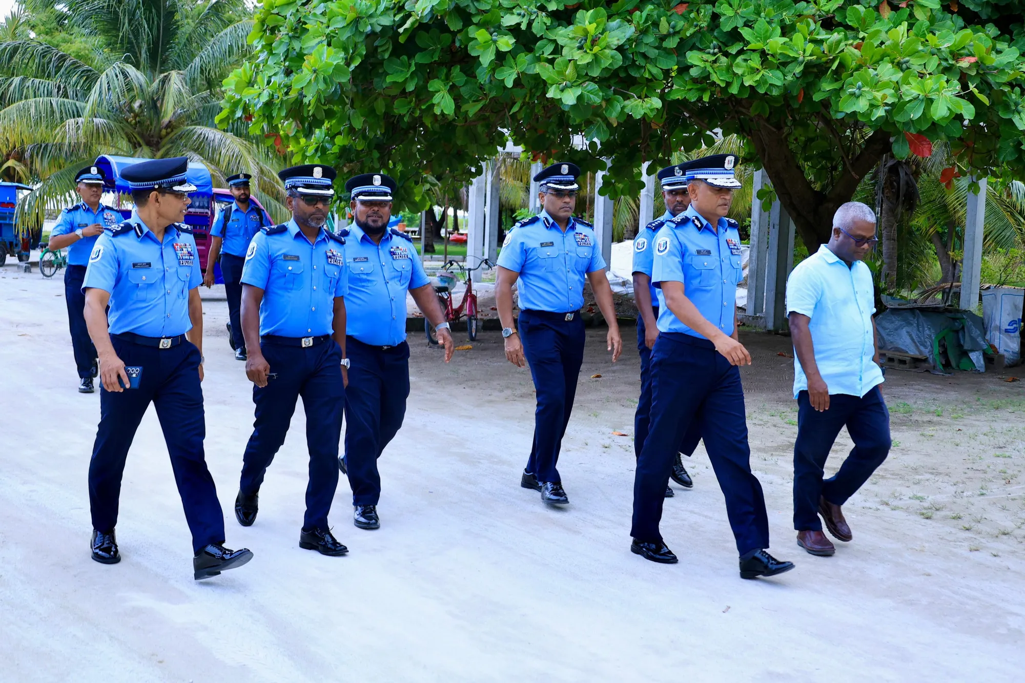 ކޮމިޝަނަރ އޮފް ޕޮލިސް އަލީ ޝުޖާއު ހއ އަތޮޅުގެ ރަށްތަކަށް ކުރައްވާ ދަތުރުފުޅުގެ ތެރެއިން-- ފޮޓޯ: ޕޮލިސް